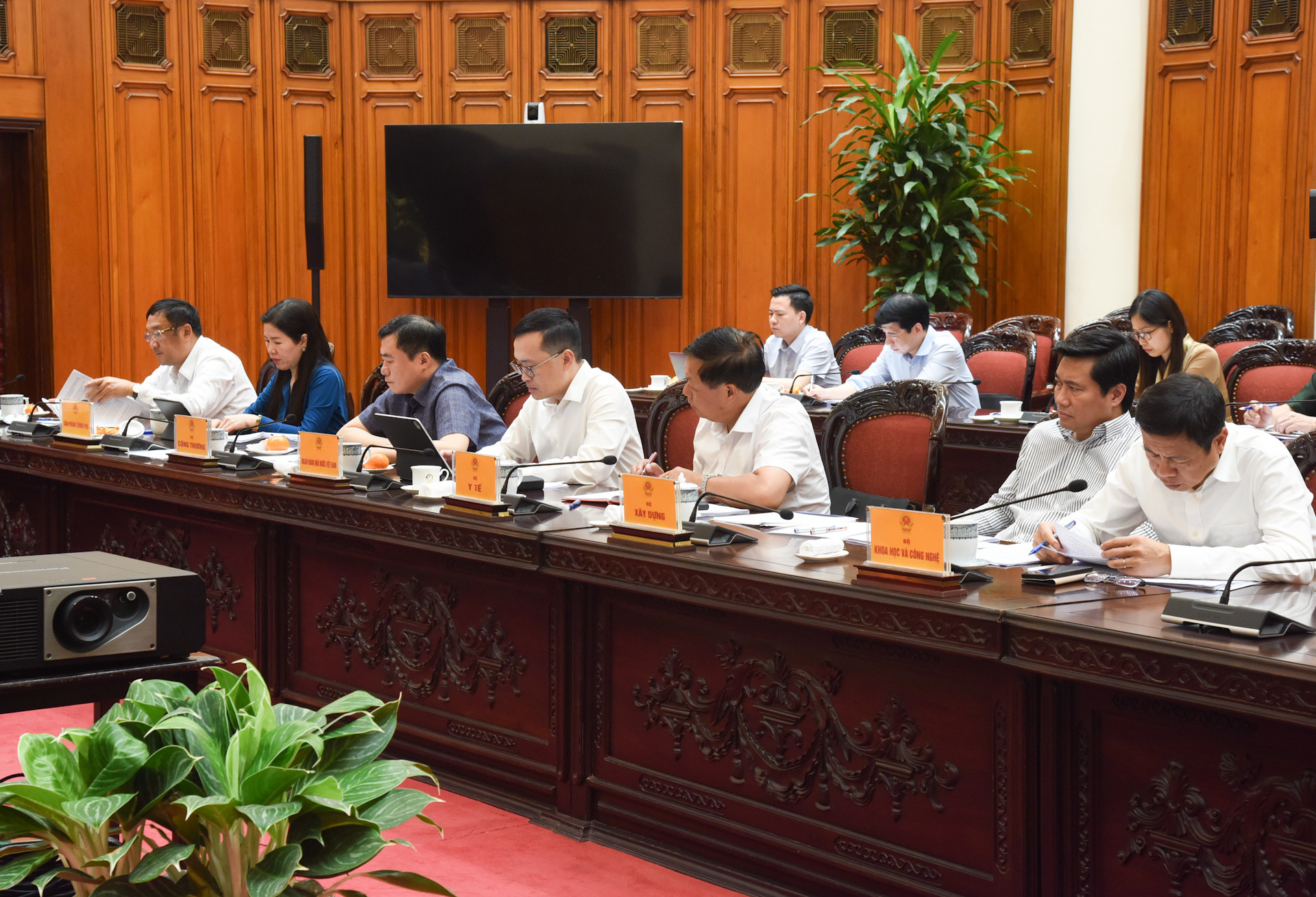 Đại diện các bộ, ngành tham dự cuộc họp.