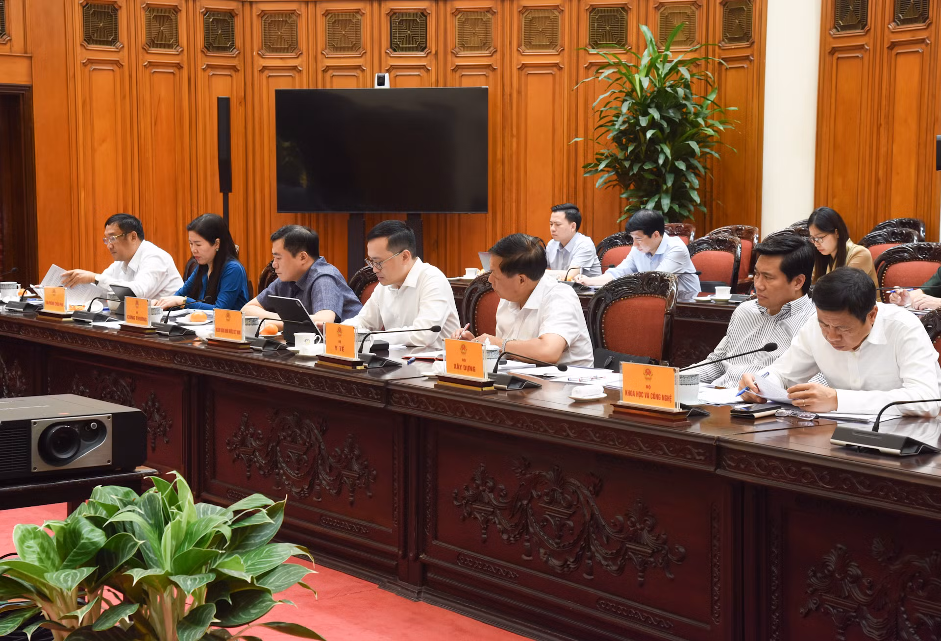 Đại diện các bộ, ngành tham dự cuộc họp.