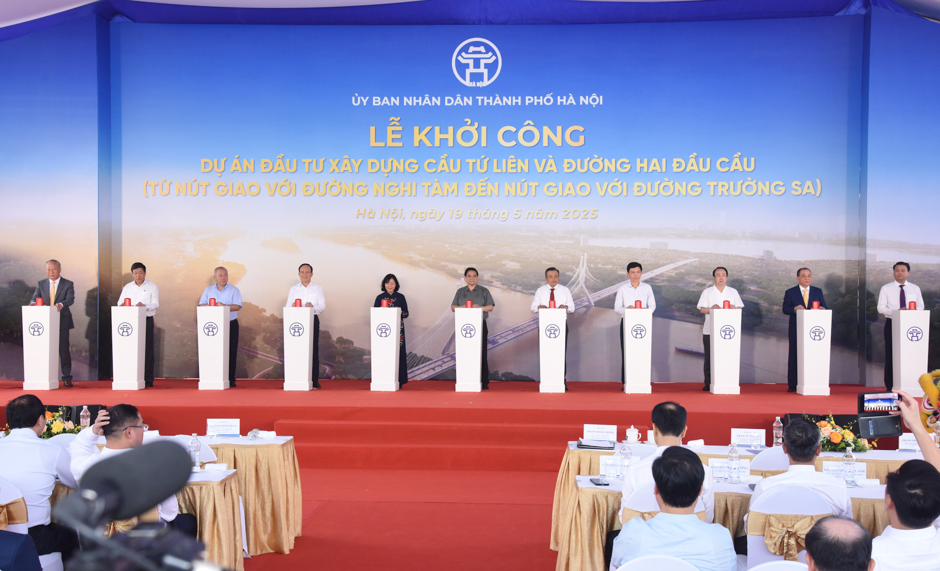 Thủ tướng Phạm Minh Chính và các đại biểu thực hiện nghi thức khởi công xây dựng cầu Tứ Liên và đường hai đầu cầu.