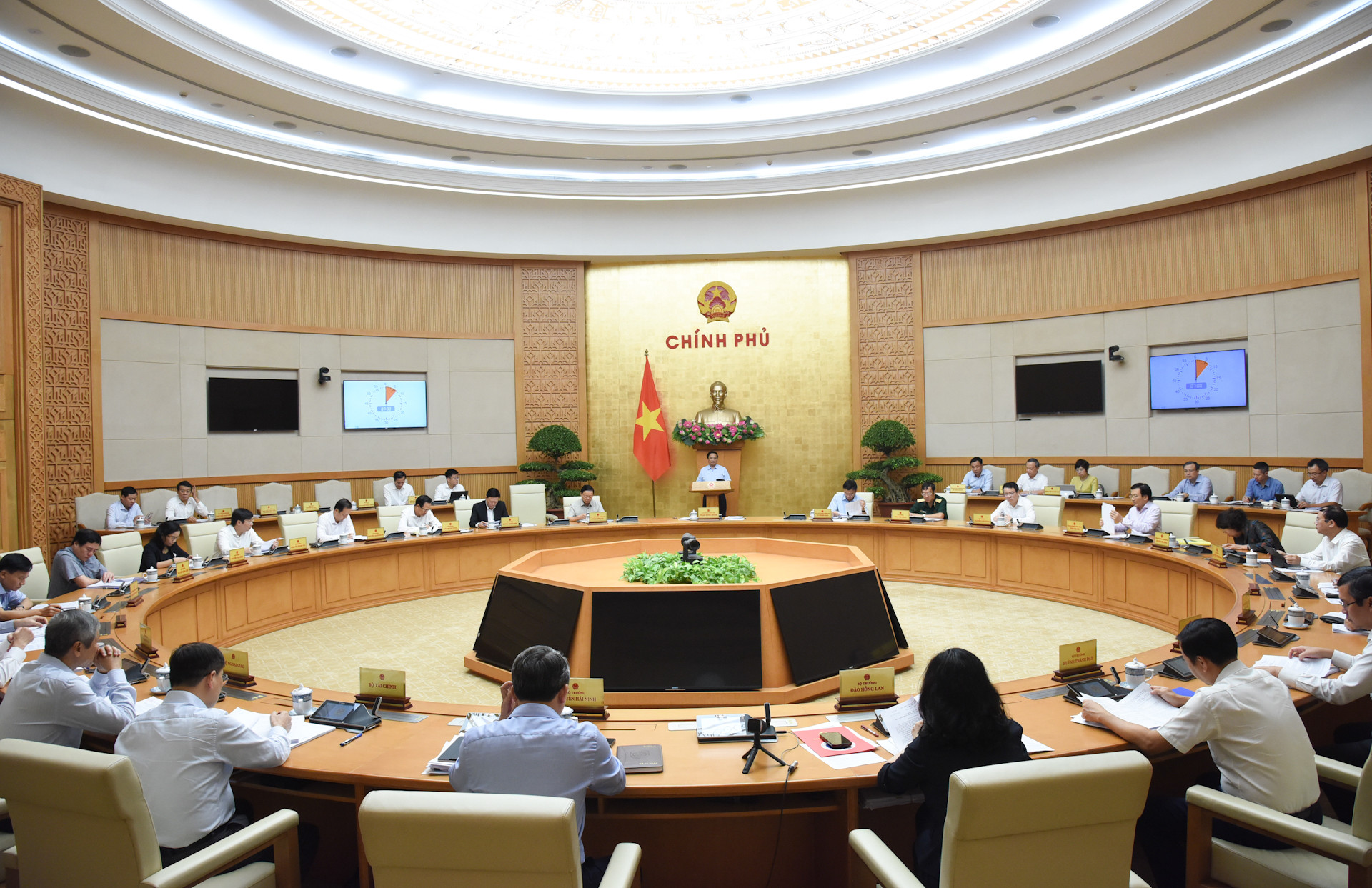 Thủ tướng Chính phủ yêu cầu các bộ, ngành tập trung cao nhất cho việc hoàn thiện các luật, sửa đổi, bổ sung các quy định.