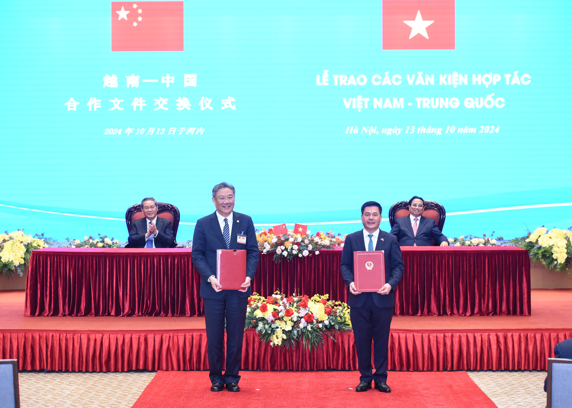 Hai Thủ tướng chứng kiến trao Bản ghi nhớ giữa Bộ Công thương Việt Nam và Bộ Thương mại Trung Quốc về tăng cường hợp tác xây dựng chuỗi cung ứng nông sản bền vững và Bản ghi nhớ giữa Bộ Công thương Việt Nam và Bộ Thương mại Trung Quốc về việc thành lập Nhóm công tác nghiên cứu về mô hình xây dựng khu hợp tác kinh tế qua biên giới Việt Nam-Trung Quốc.