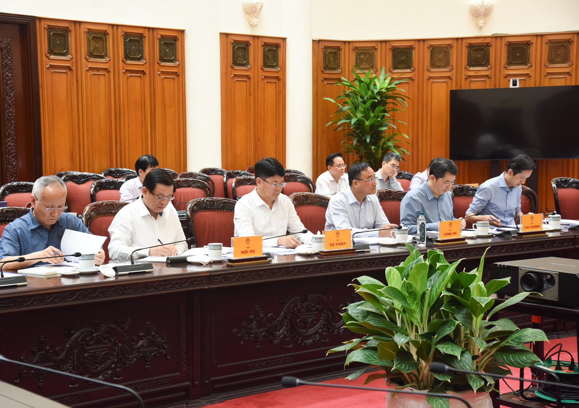 Đại diện lãnh đạo các bộ, ban, ngành tham dự phiên họp.