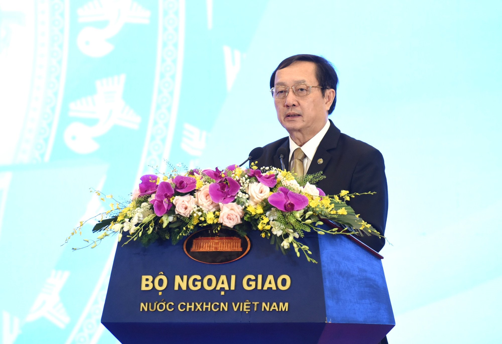 Bộ trưởng Khoa học và Công nghệ Huỳnh Thành Đạt trình bày tham luận về “Chiến lược phát triển khoa học công nghệ và đổi mới sáng tạo đến năm 2030 phục vụ yêu cầu phát triển của đất nước và đề xuất về sự tham gia của kiều bào”.