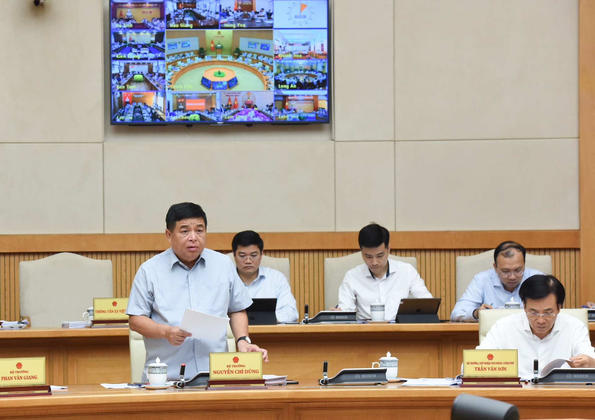 Bộ trưởng Kế hoạch và Đầu tư Nguyễn Chí Dũng phát biểu tại phiên họp.