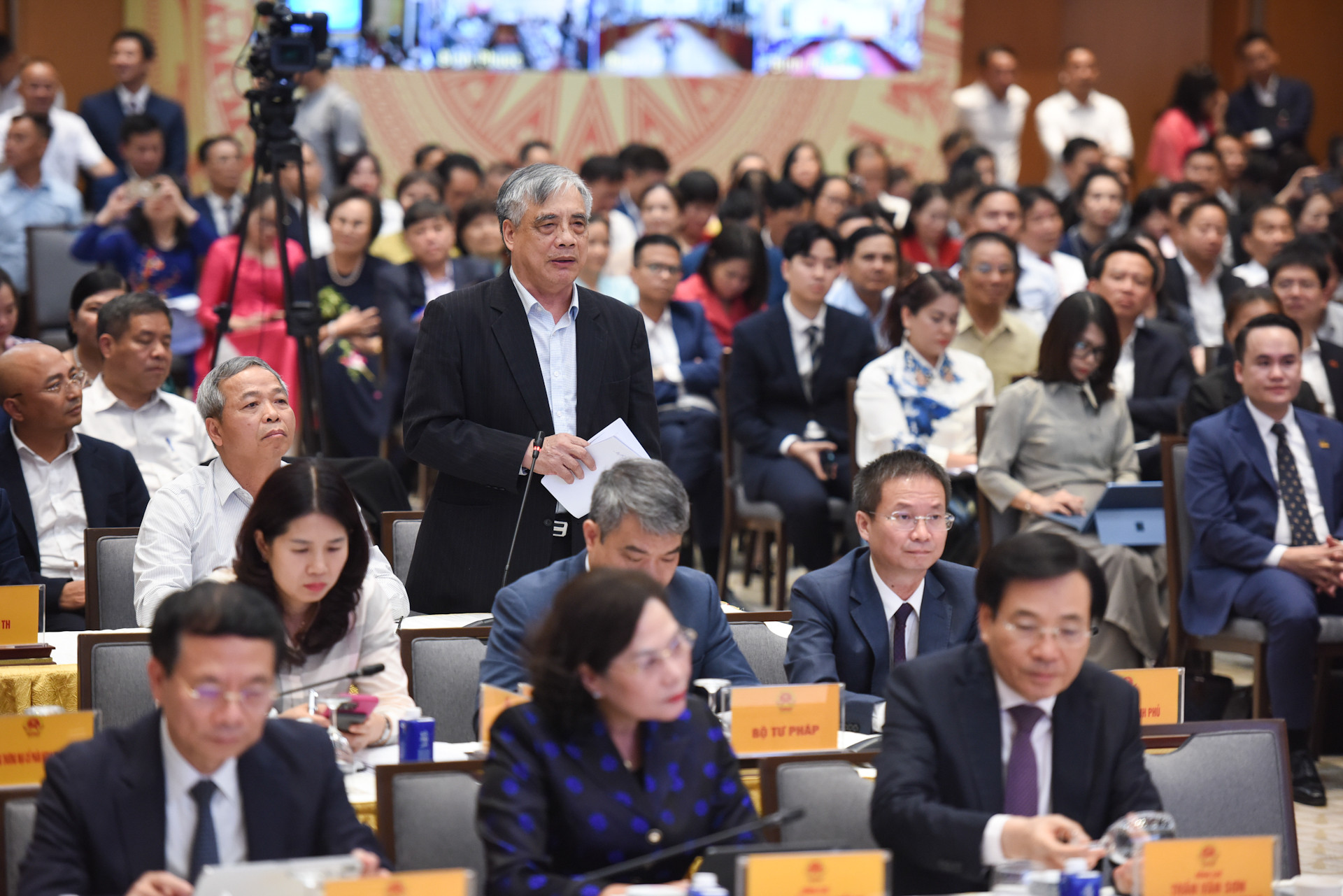 Tiến sĩ Trần Đình Thiên phát biểu tại Tọa đàm.