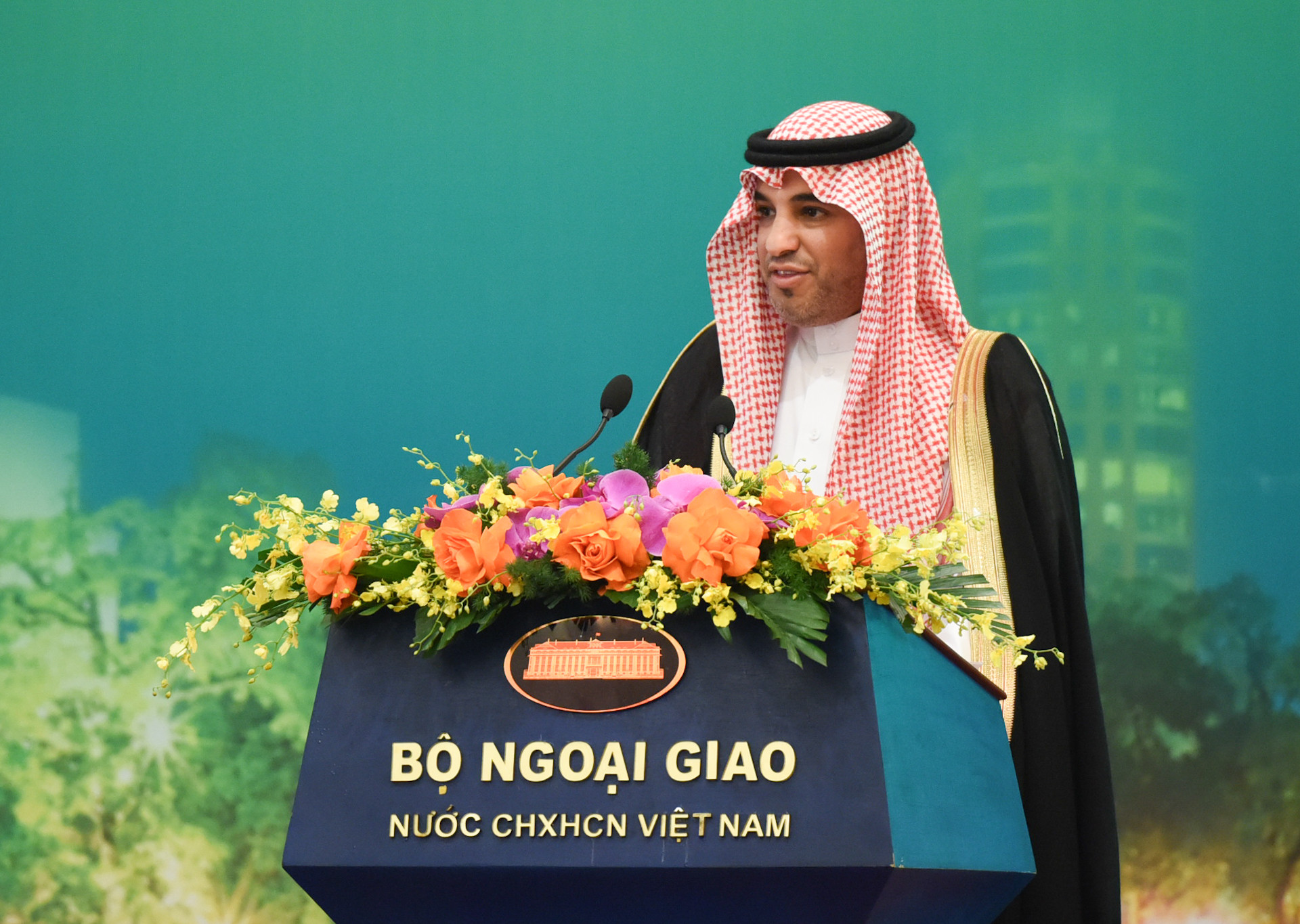 Tiến sĩ Yousif S.AlHarbi, Phó Chủ tịch Trung tâm Halal Saudi Arabia, Cơ quan Thực phẩm và Dược phẩm Saudi Arabia (SFDA) phát biểu. Tiến sĩ Yousif S.AlHarbi, Phó Chủ tịch Trung tâm Halal Saudi Arabia, Cơ quan Thực phẩm và Dược phẩm Saudi Arabia (SFDA) phát biểu.