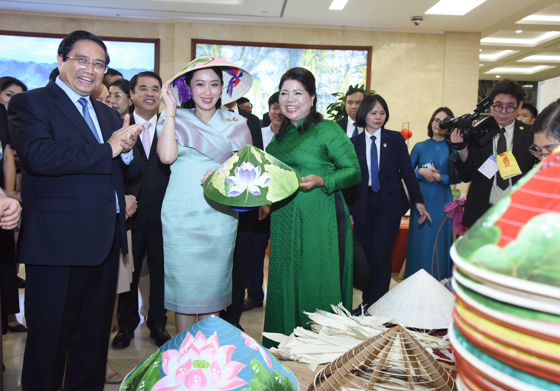 Thủ tướng Vương quốc Thái Lan Paetongtarn Shinawatra thích thú với chiếc nón lá Việt Nam.