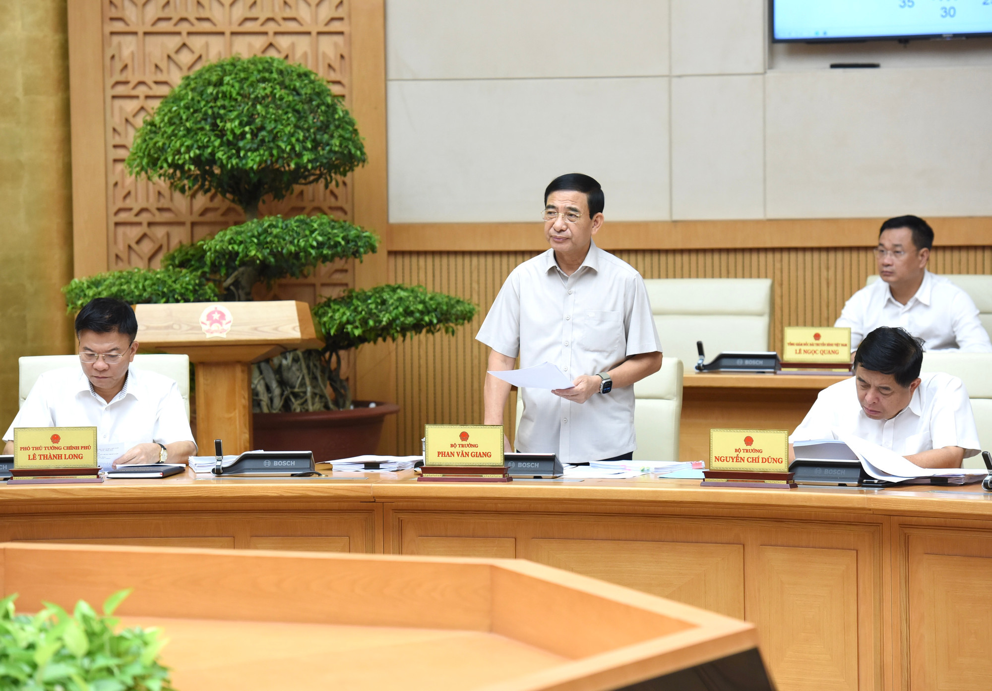 Bộ trưởng Bộ Quốc phòng Phan Văn Giang phát biểu tại phiên họp.