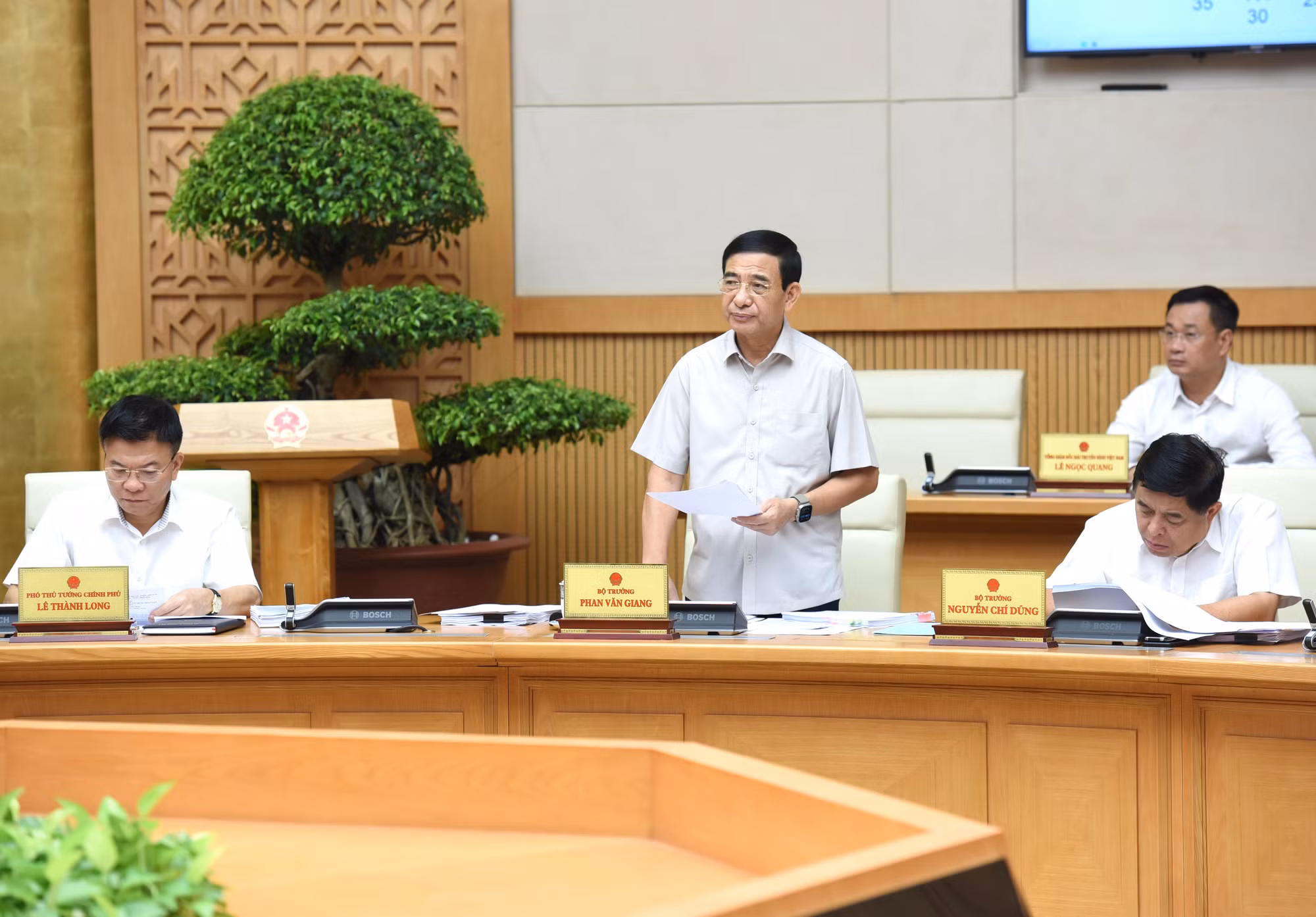 Bộ trưởng Bộ Quốc phòng Phan Văn Giang phát biểu tại phiên họp.