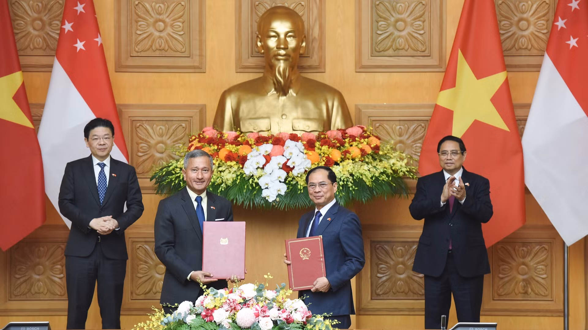 Thủ tướng Phạm Minh Chính và Thủ tướng Cộng hòa Singapore Lawrence Wong chứng kiến lễ trao Ý định thư về hợp tác xây dựng Chương trình Hành động triển khai quan hệ Đối tác chiến lược toàn diện giai đoạn 2025-2030 giữa Bộ Ngoại giao hai nước.