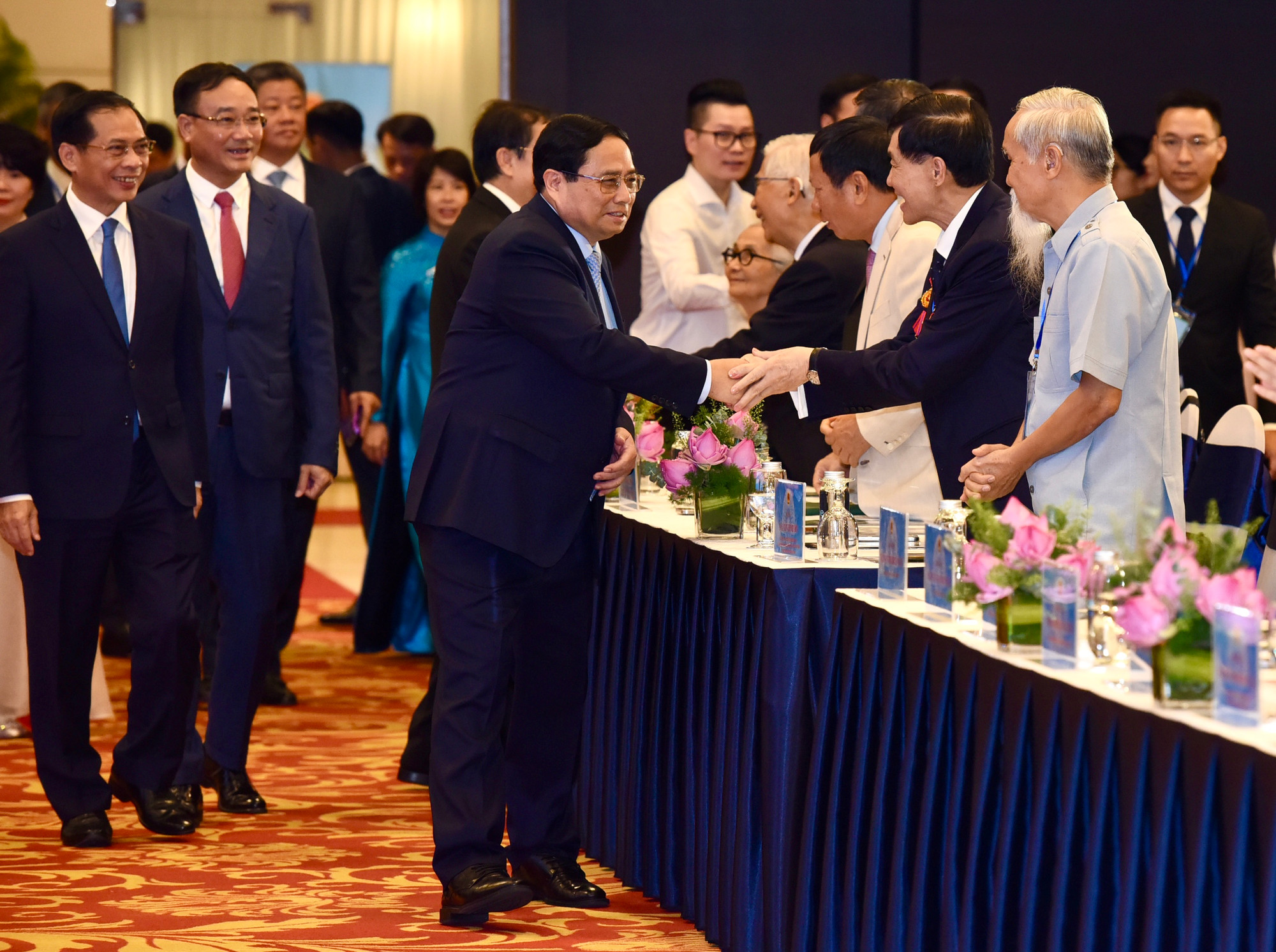 Thủ tướng Phạm Minh Chính thăm hỏi, trò chuyện với các đại biểu dự Hội nghị.