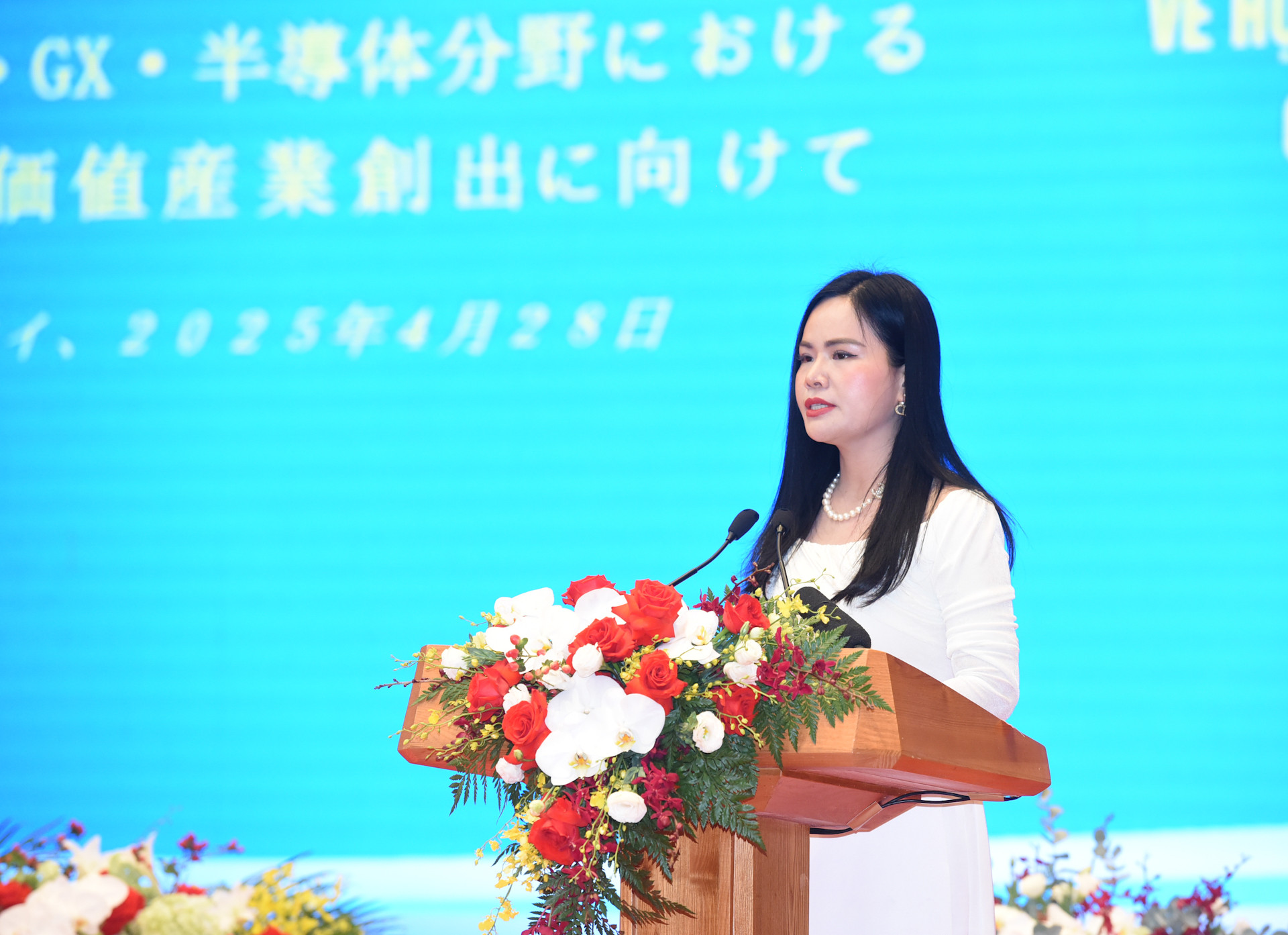 Phó Tổng Giám đốc Tập đoàn T&T Nguyễn Thị Thanh Bình phát biểu tại diễn đàn. Phó Tổng Giám đốc Tập đoàn T&T Nguyễn Thị Thanh Bình phát biểu tại diễn đàn.