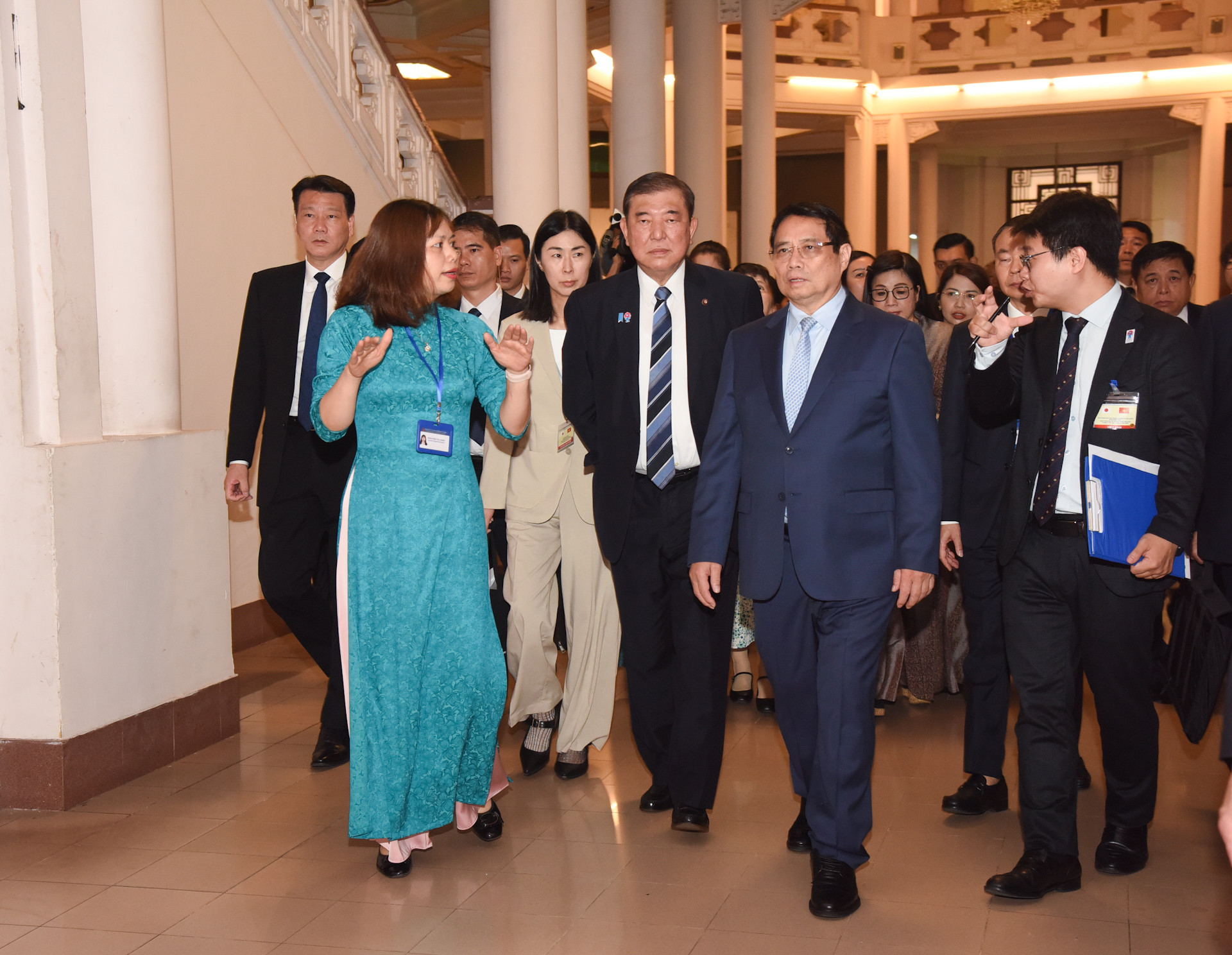 Cán bộ, công nhân viên Bảo tàng Lịch sử quốc gia giới thiệu với hai Thủ tướng và Phu nhân về quy mô của bảo tàng.