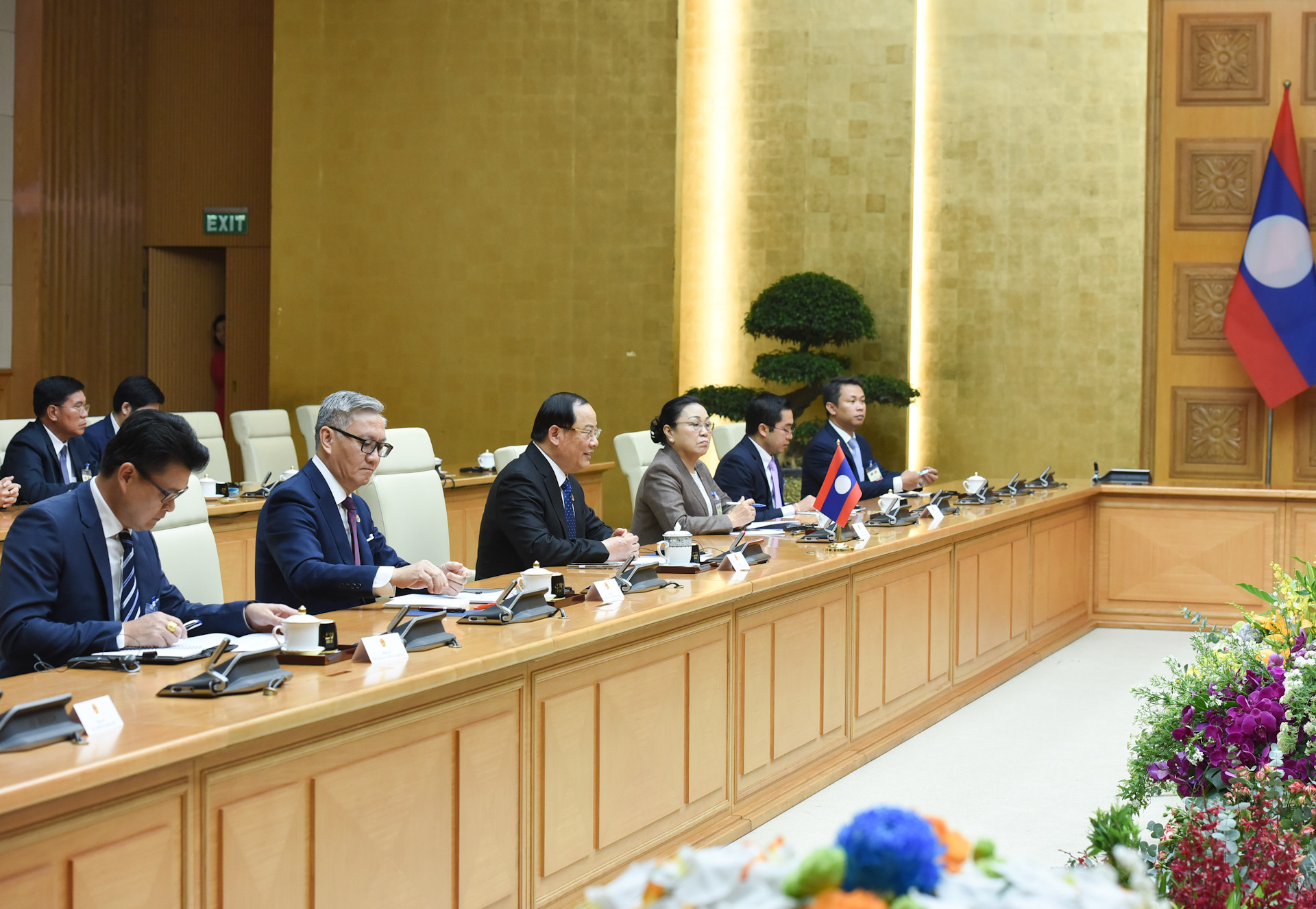 Thủ tướng Lào Sonexay Siphandone và các thành viên Chính phủ hội đàm với Thủ tướng Phạm Minh Chính.