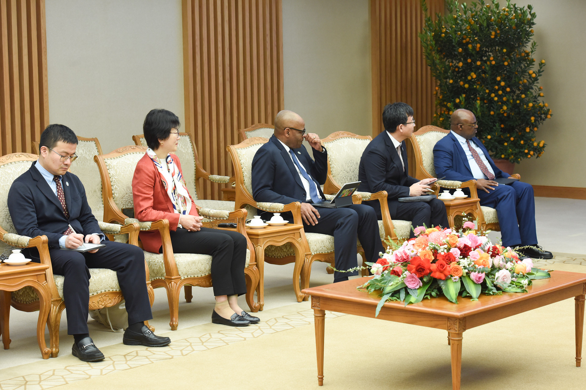 Các thành viên đi cùng ông Khuất Đông Ngọc, Tổng Giám đốc Tổ chức Nông nghiệp và Lương thực Liên hợp quốc (FAO) tham dự buổi tiếp. Các thành viên đi cùng ông Khuất Đông Ngọc, Tổng Giám đốc Tổ chức Nông nghiệp và Lương thực Liên hợp quốc (FAO) tham dự buổi tiếp.