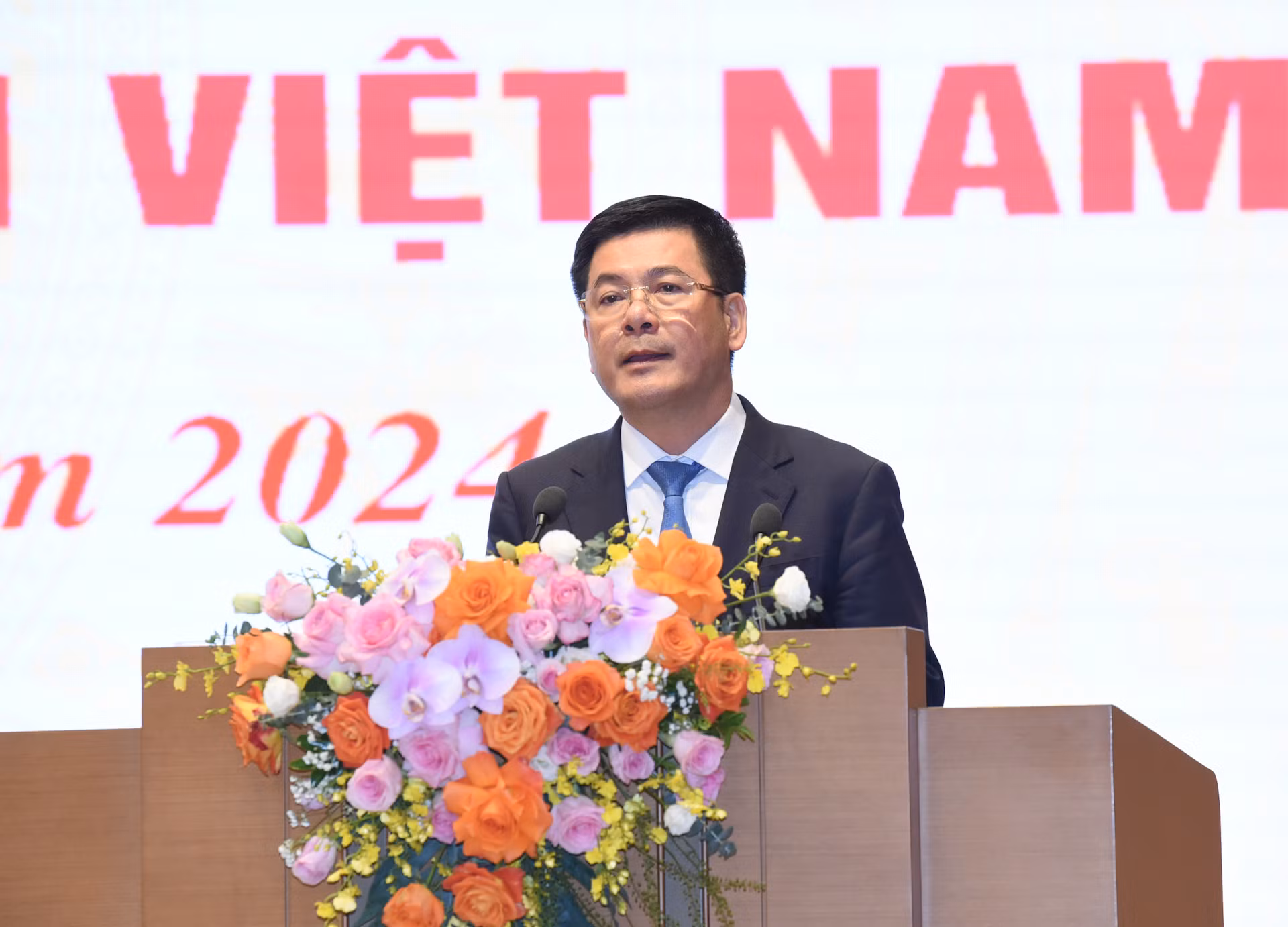 Bộ trưởng Công thương Nguyễn Hồng Diên chia sẻ: Làm sao để xã hội có cái nhìn thân thiện hơn, ủng hộ và đối xử công bằng hơn với doanh nghiệp Việt Nam, nhất là doanh nghiệp vừa và nhỏ so với doanh nghiệp FDI.