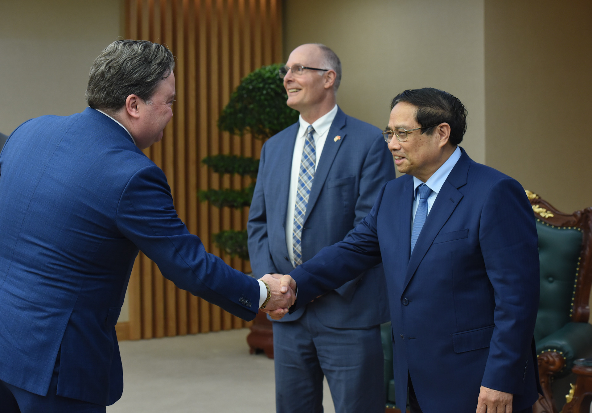 Thủ tướng Phạm Minh Chính đón các thành viên đi cùng đoàn Nghị sĩ lưỡng đảng Hạ viện Hoa Kỳ.