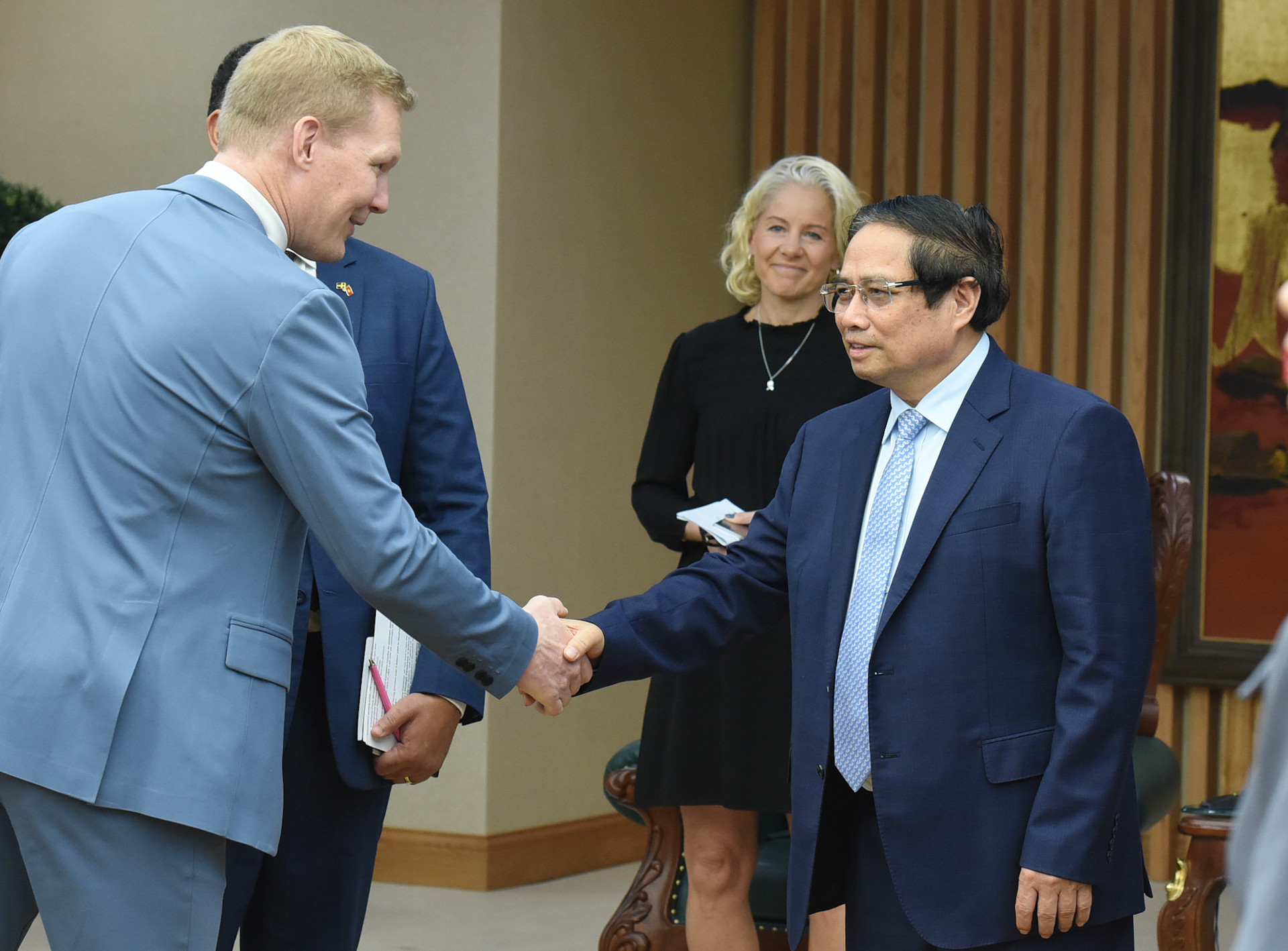 Thủ tướng Phạm Minh Chính với các thành viên đi cùng đoàn với bà Susanna Campbell, Chủ tịch Tập đoàn Syre (Thụy Điển).