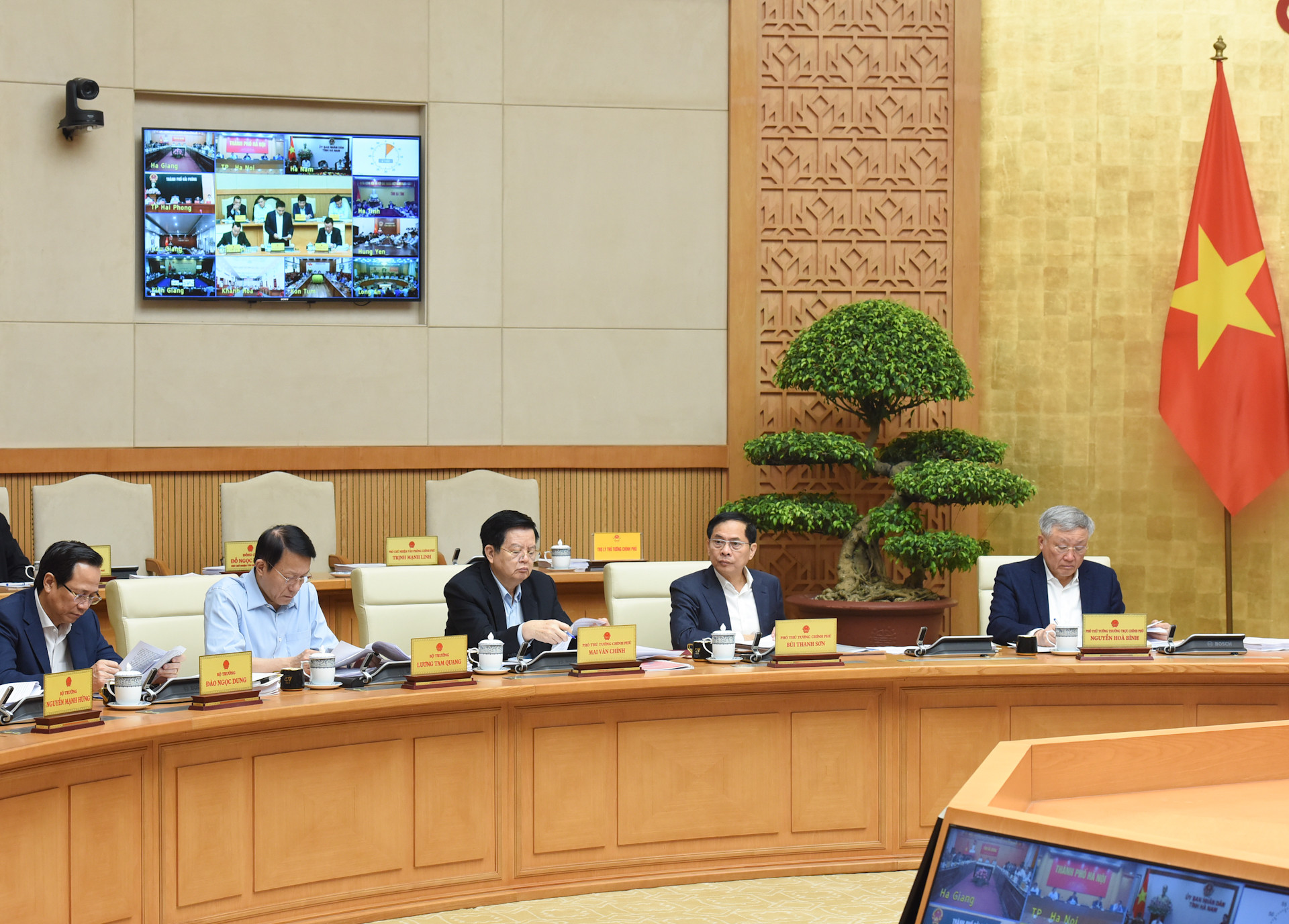 Các đồng chí Phó Thủ tướng, lãnh đạo các bộ, ngành tham dự phiên họp.