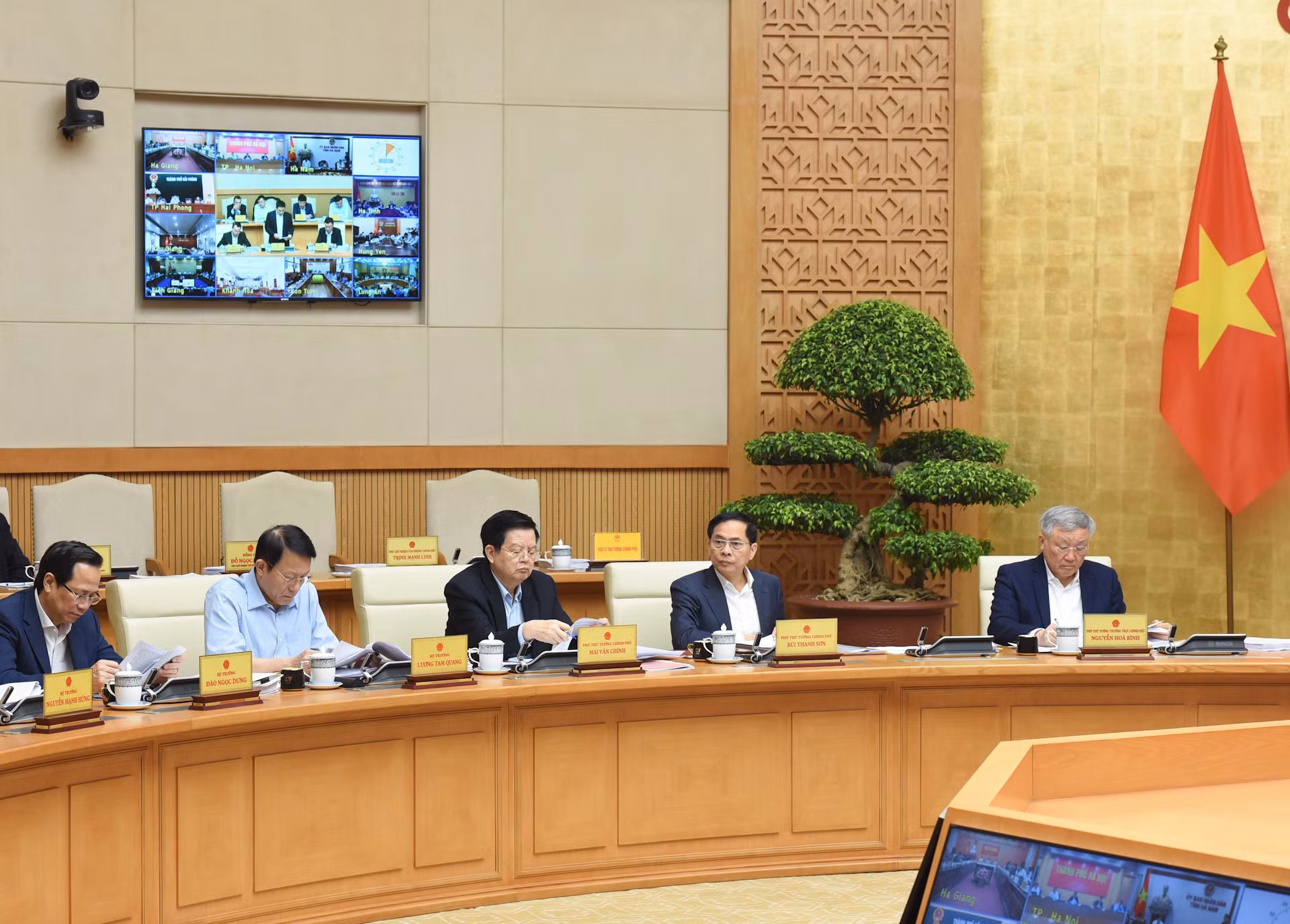 Các đồng chí Phó Thủ tướng, lãnh đạo các bộ, ngành tham dự phiên họp.