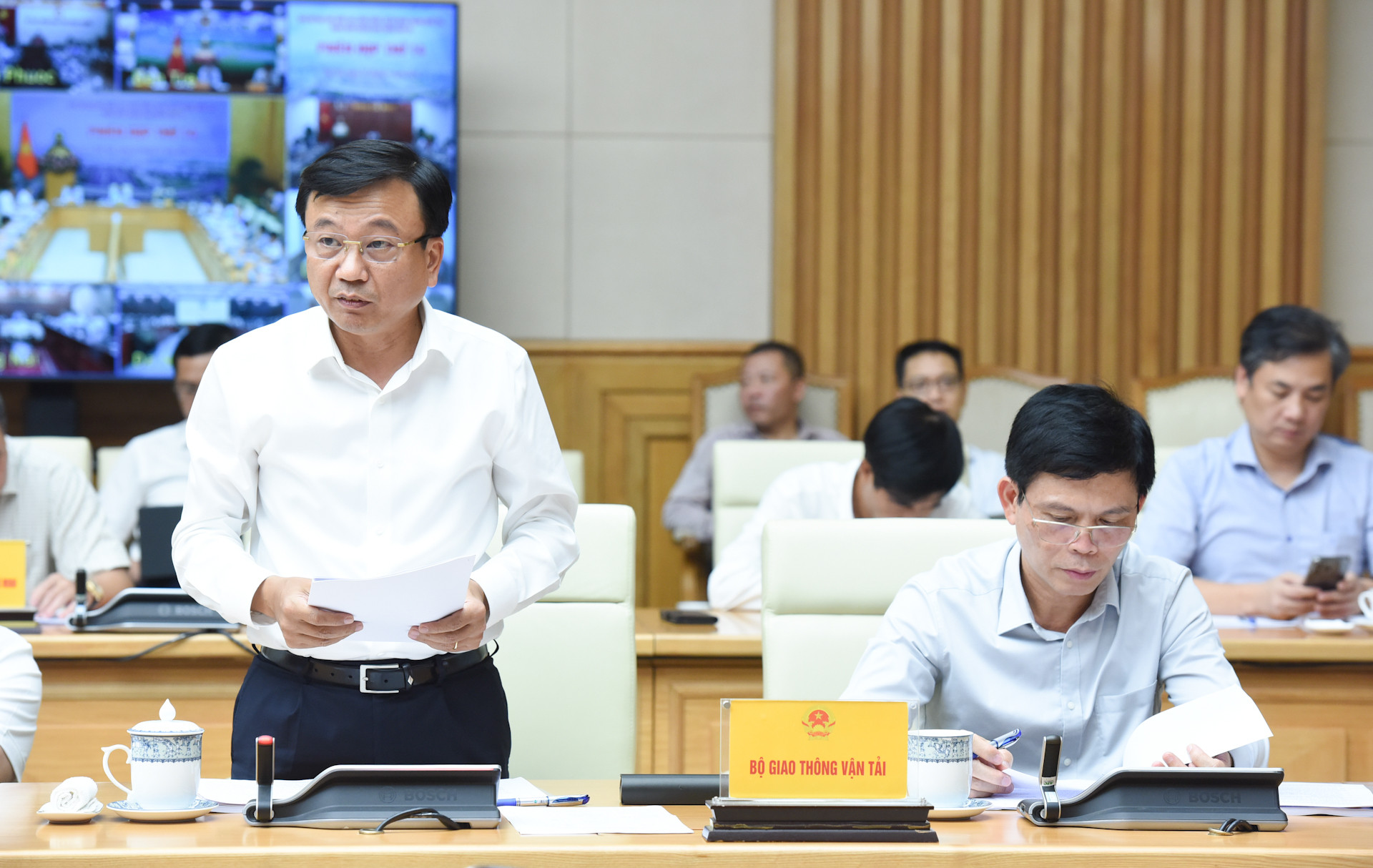 Đại diện lãnh đạo Bộ Giao thông vận tải trình bày báo cáo tiến độ xây dựng các công trình giao thông trọng điểm.