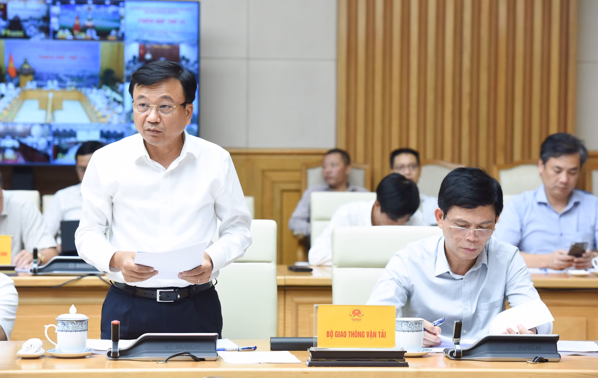 Đại diện lãnh đạo Bộ Giao thông vận tải trình bày báo cáo tiến độ xây dựng các công trình giao thông trọng điểm.