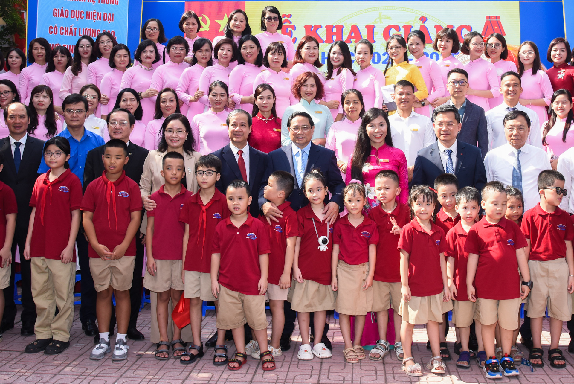 Thủ tướng với thầy, cô giáo và các em học sinh Trường Phổ thông cơ sở Nguyễn Đình Chiểu.