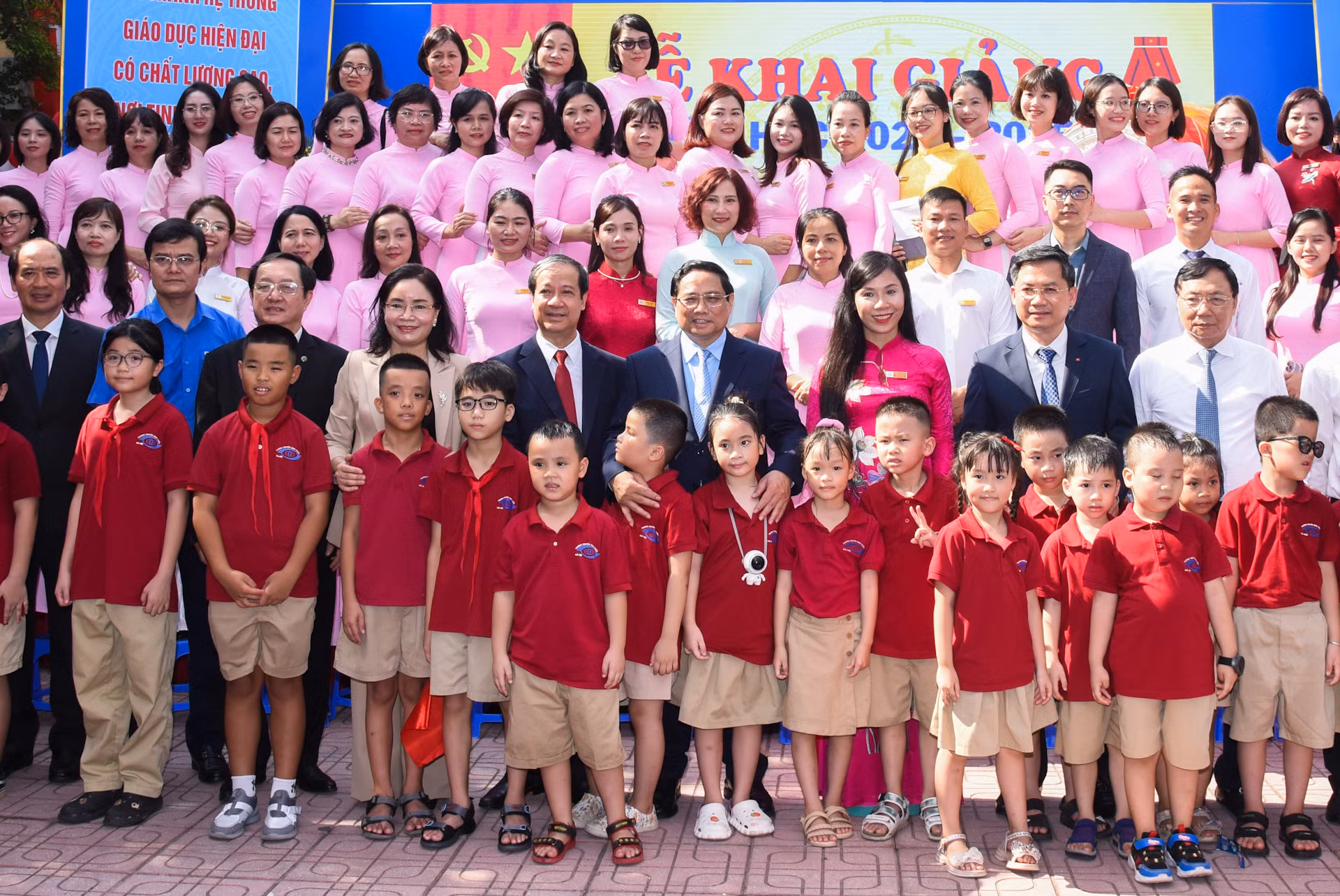 Thủ tướng với thầy, cô giáo và các em học sinh Trường Phổ thông cơ sở Nguyễn Đình Chiểu.