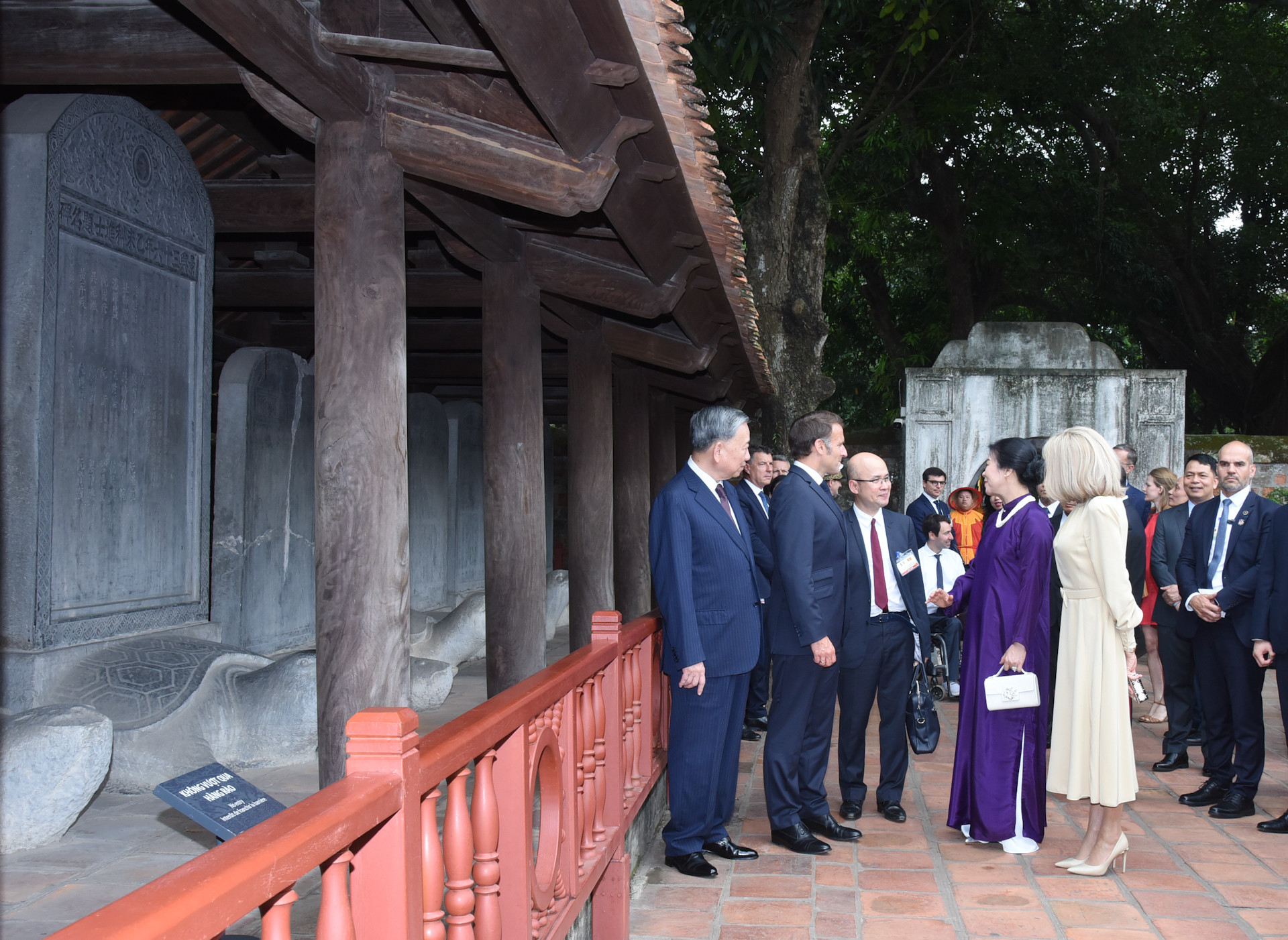 Tổng Bí thư Tô Lâm và Phu nhân cùng Tổng thống Pháp Emmanuel Macron và Phu nhân thăm vườn bia Văn Miếu-Quốc Tử Giám.