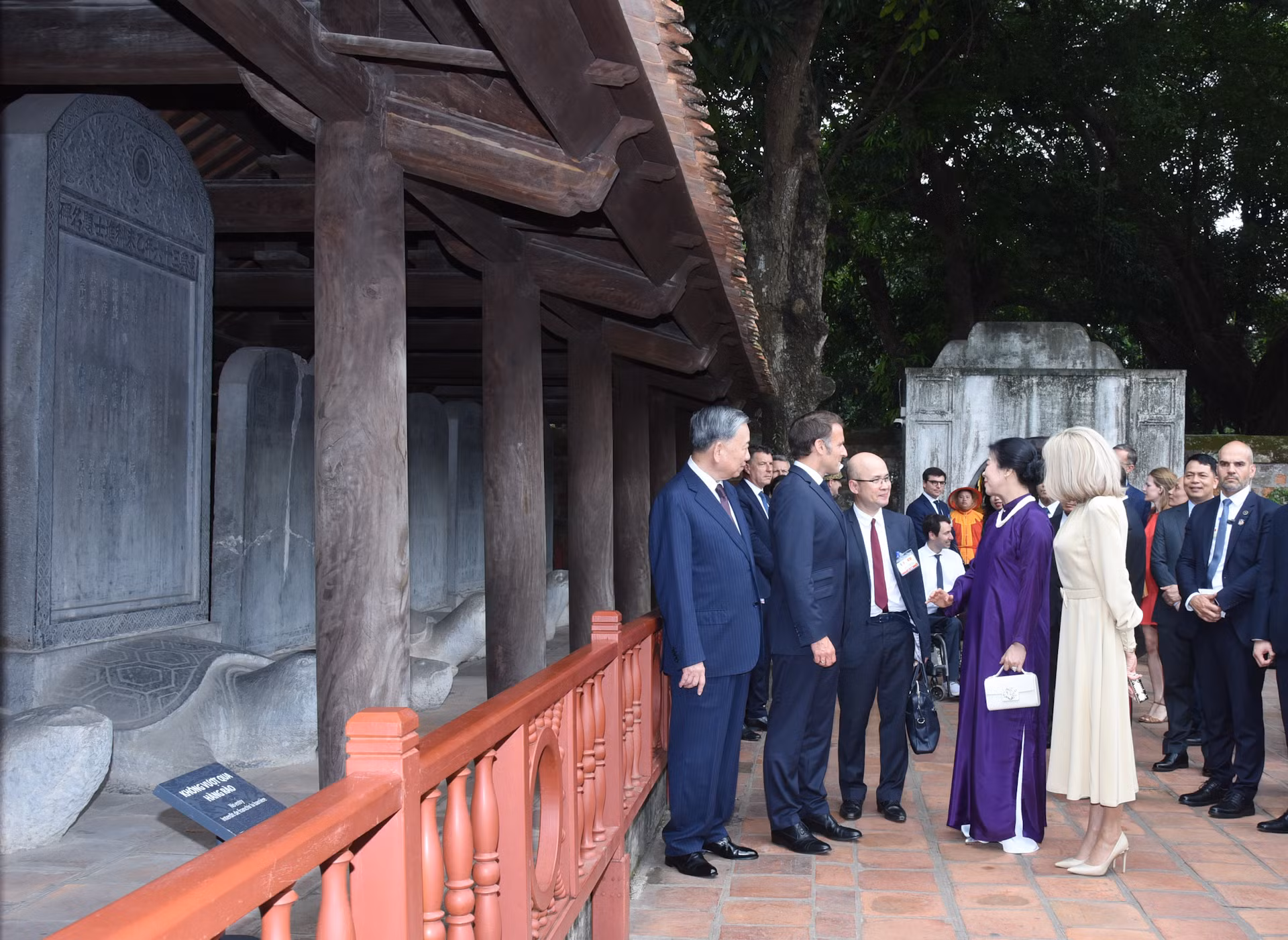 Tổng Bí thư Tô Lâm và Phu nhân cùng Tổng thống Pháp Emmanuel Macron và Phu nhân thăm vườn bia Văn Miếu-Quốc Tử Giám.