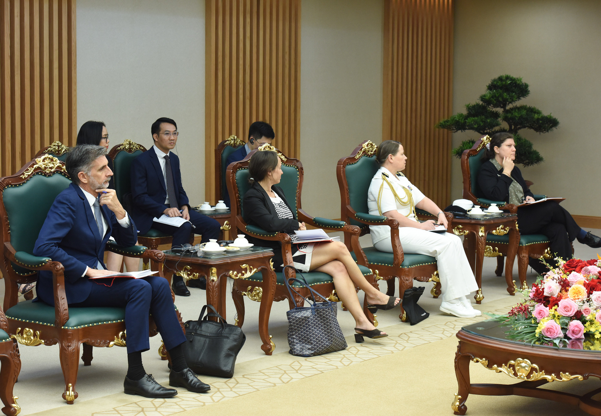 Các thành viên đi cùng Đại sứ Cộng hòa Pháp tại Việt Nam Olivier Brochet tham dự buổi tiếp.