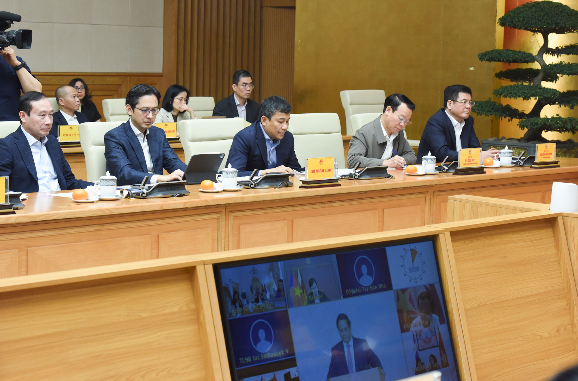 [Ảnh] Thủ tướng Phạm Minh Chính chủ trì hội nghị về thích ứng với tình hình mới sau vụ Mỹ áp thuế đối ứng ảnh 3