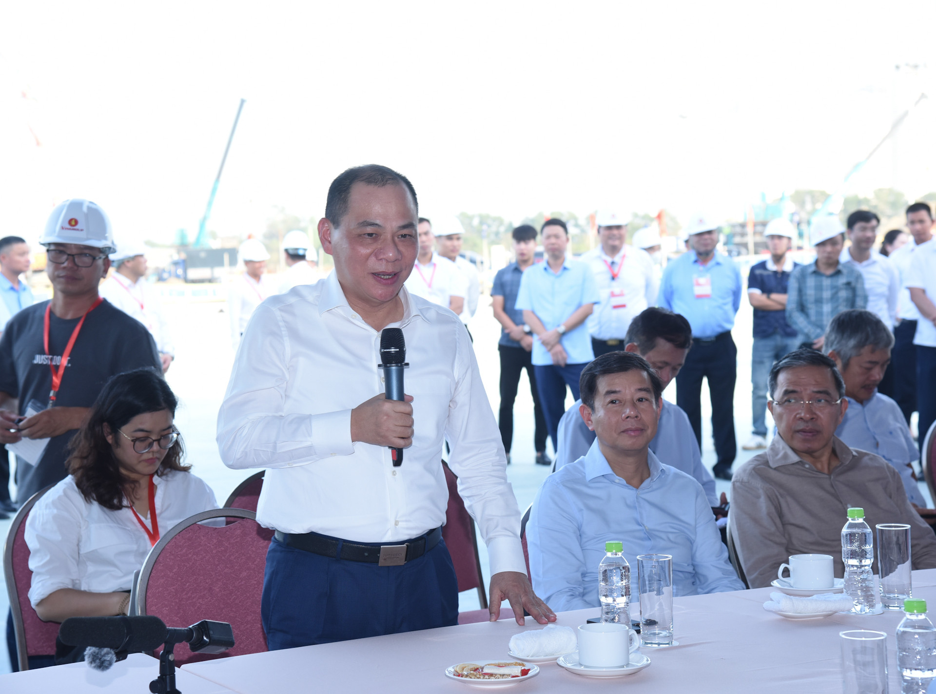 Lãnh đạo Tập đoàn Vingroup báo cáo Thủ tướng Chính phủ tại buổi làm việc.