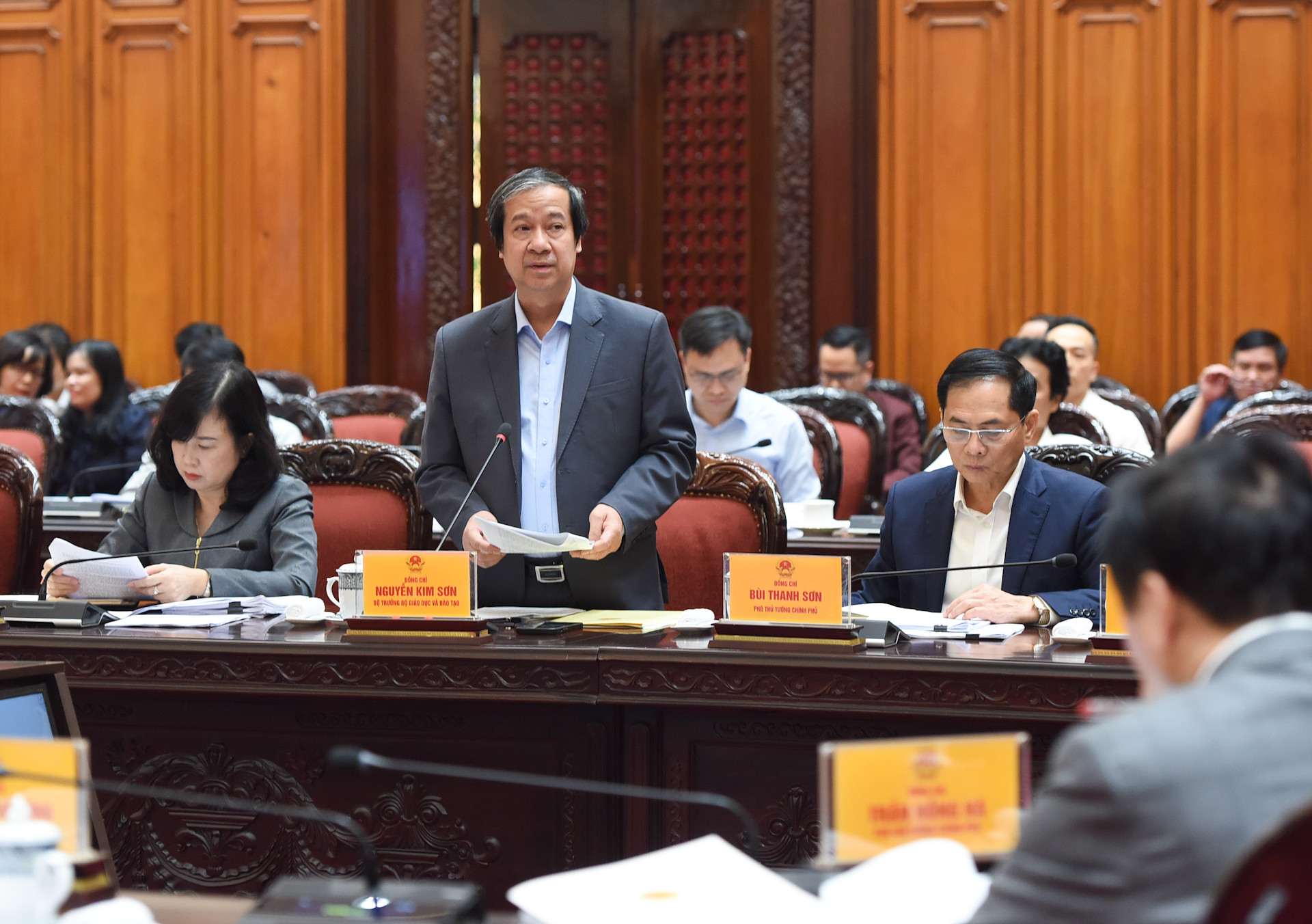 Bộ trưởng Giáo dục và Đào tạo Nguyễn Kim Sơn báo cáo đề án phát triển ngành giáo dục.