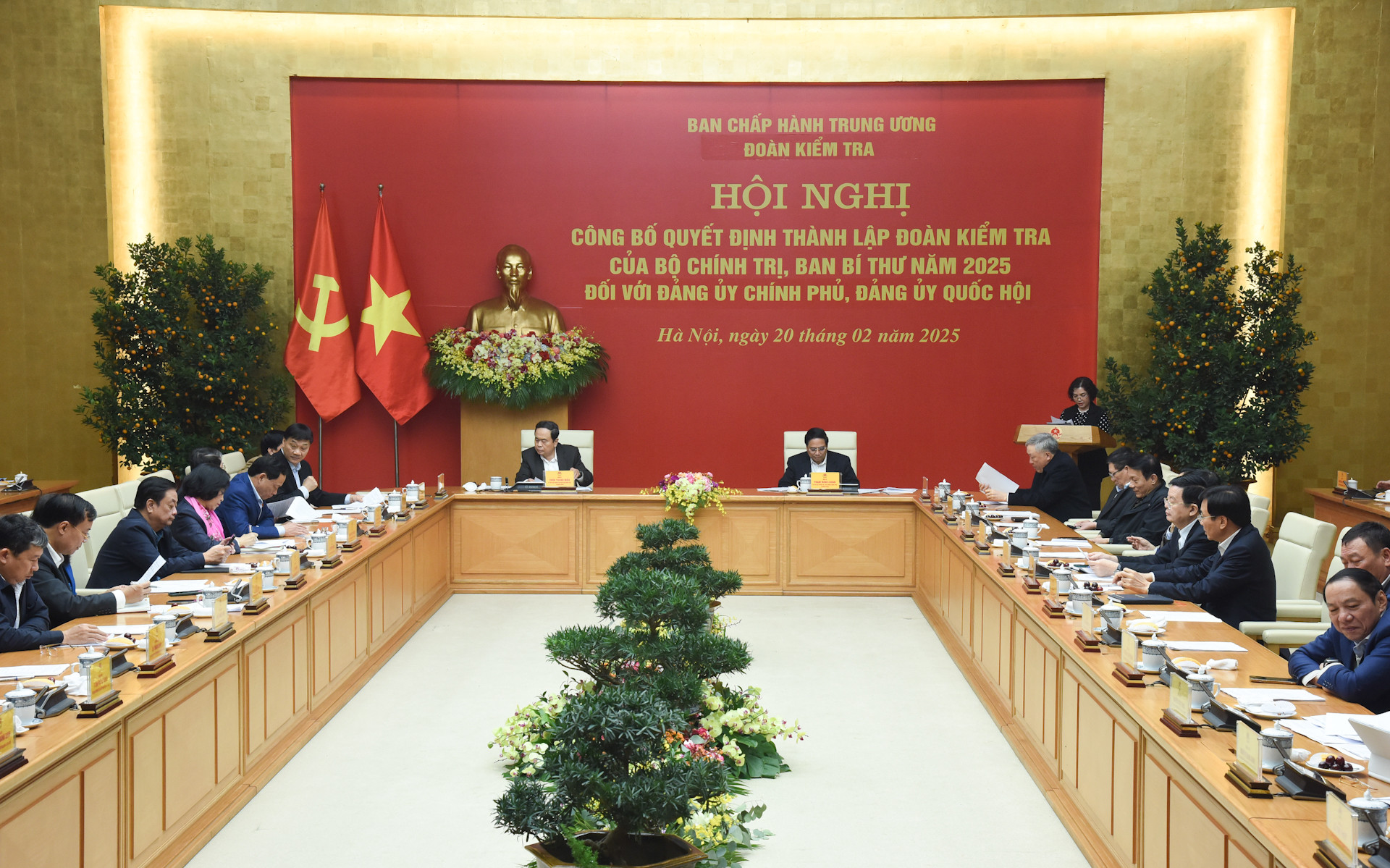 Thủ tướng Phạm Minh Chính và Chủ tịch Quốc hội Trần Thanh Mẫn đồng chủ trì hội nghị. Thủ tướng Phạm Minh Chính và Chủ tịch Quốc hội Trần Thanh Mẫn đồng chủ trì hội nghị.