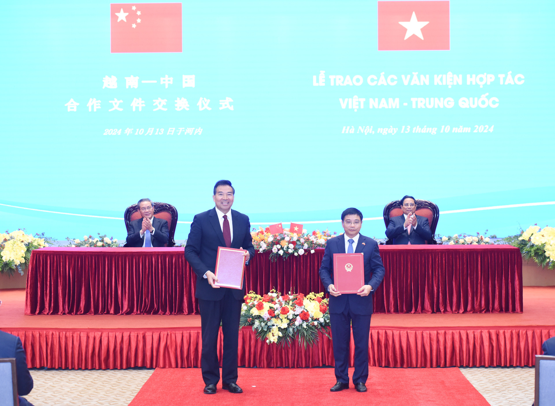 Hai Thủ tướng chứng kiến trao Biên bản làm việc giữa Bộ Giao thông vận tải Việt Nam và Tổng cục Hợp tác phát triển quốc tế quốc gia Trung Quốc về việc khảo sát hiện trường nghiên cứu tính khả thi dự án viện trợ lập Quy hoạch các tuyến đường sắt khổ tiêu chuẩn Đồng Đăng-Hà Nội và Móng Cái-Hạ Long-Hải Phòng.