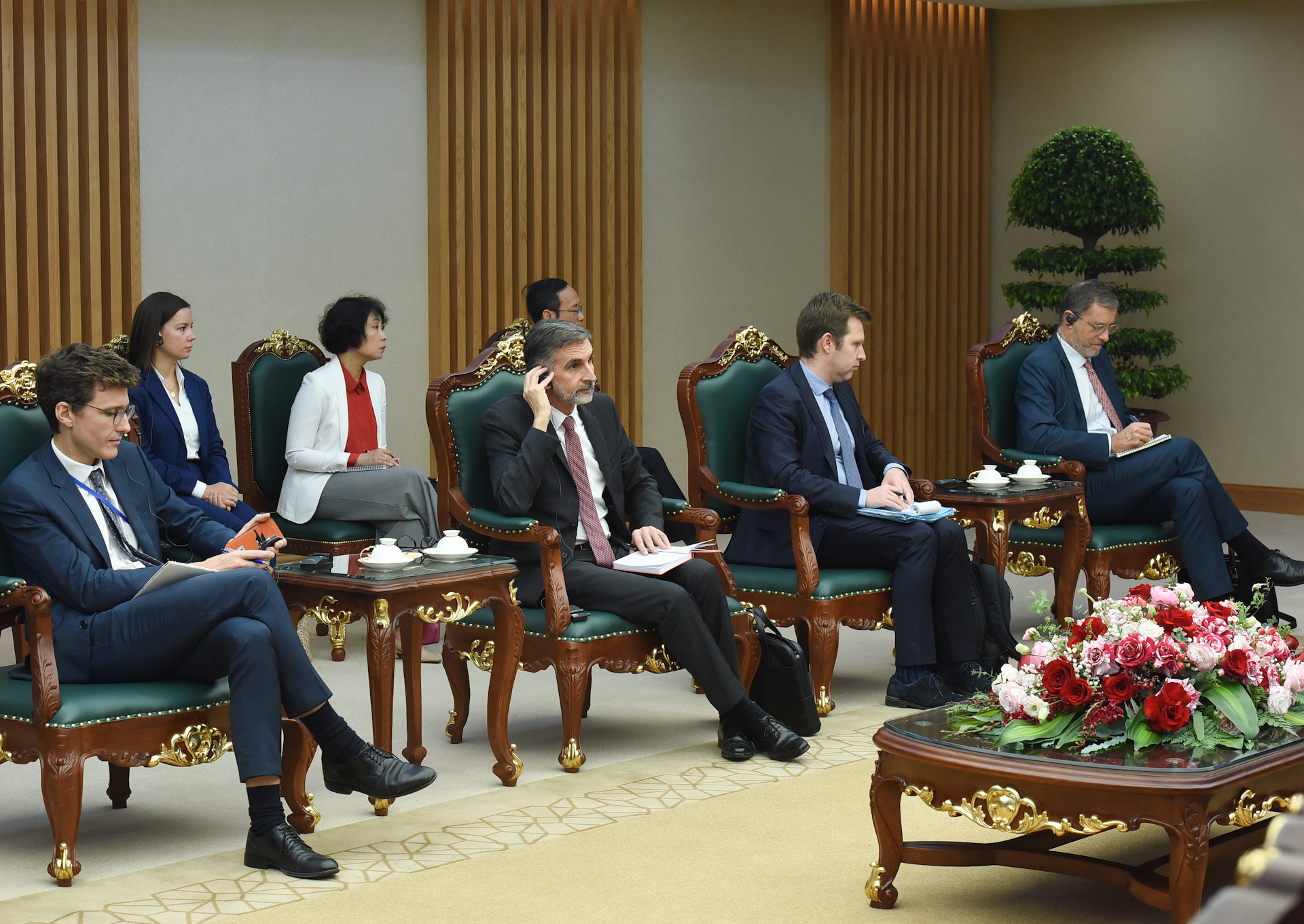 Các thành viên đi cùng ông Philippe Tabarot, Bộ trưởng Phụ trách giao thông Pháp tham dự buổi tiếp.