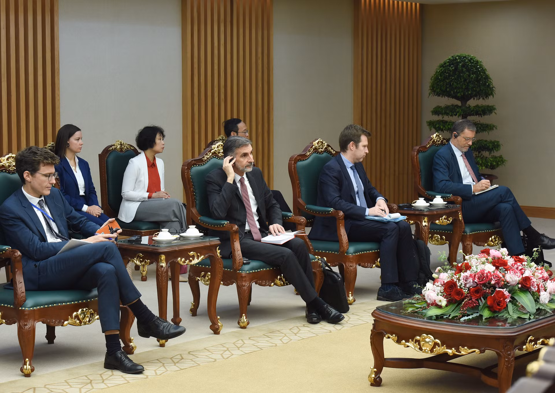 Các thành viên đi cùng ông Philippe Tabarot, Bộ trưởng Phụ trách giao thông Pháp tham dự buổi tiếp.