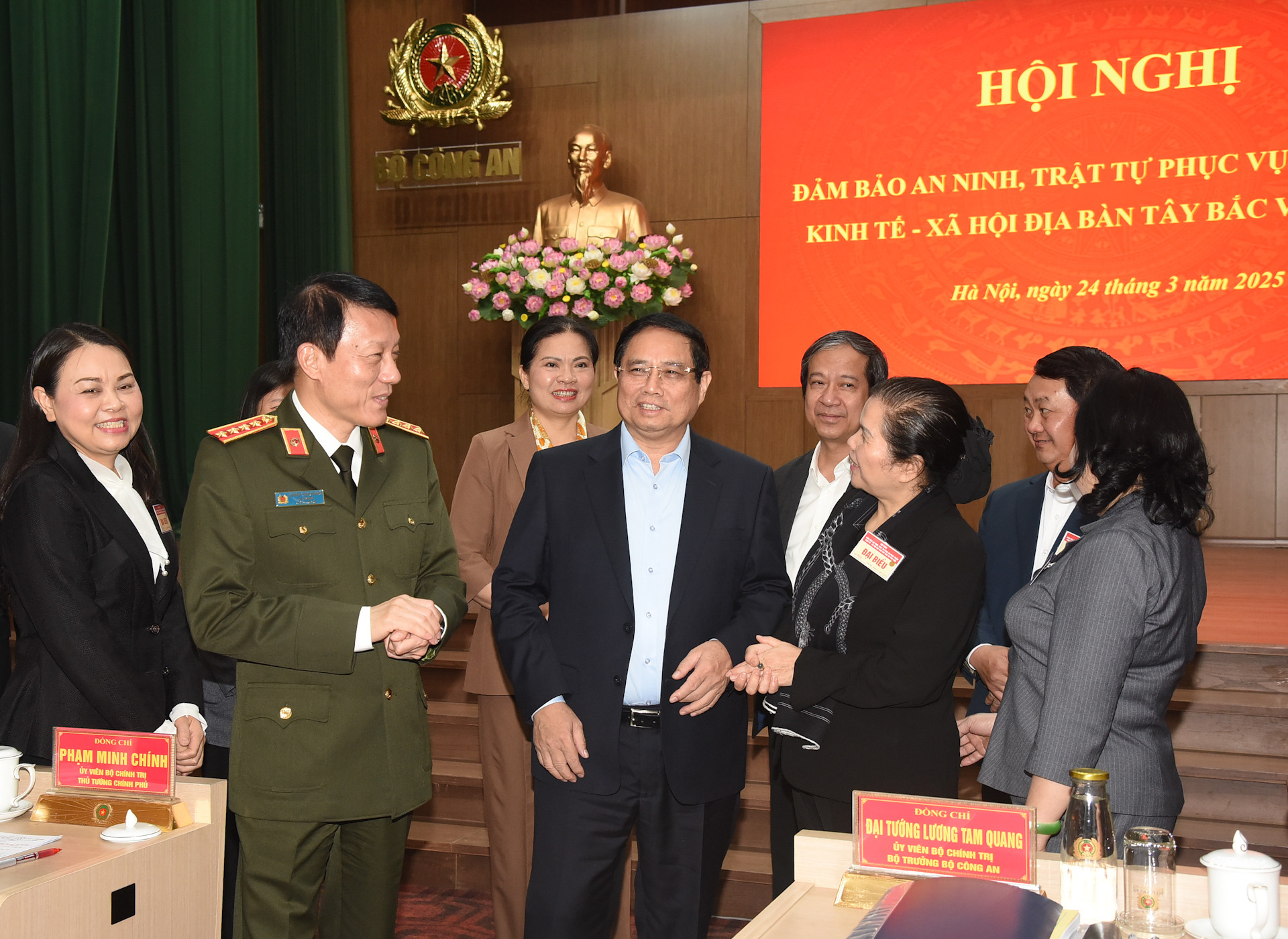 Thủ tướng Phạm Minh Chính trao đổi với các đại biểu.