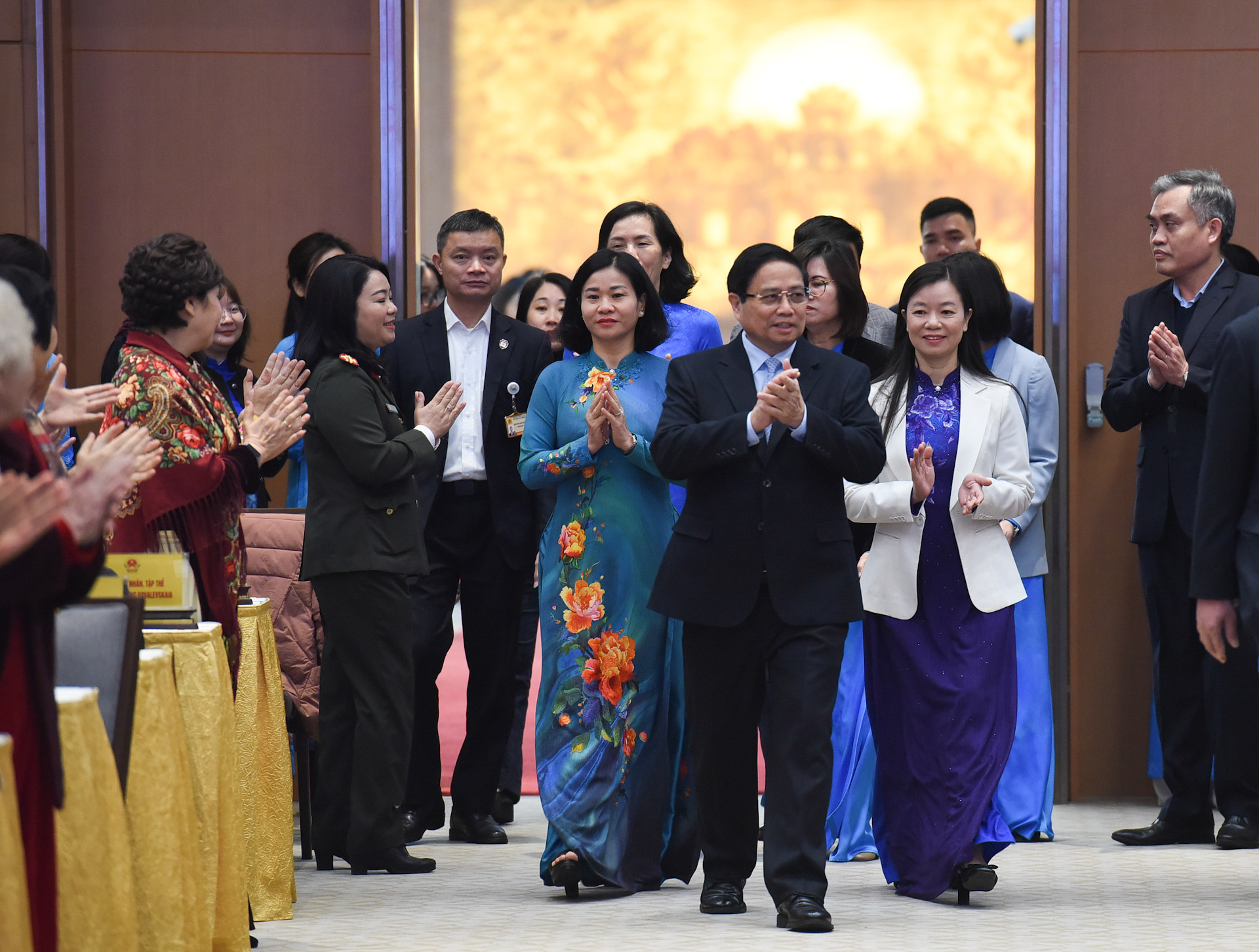 Thủ tướng Phạm Minh Chính đến dự buổi gặp mặt các nữ Anh hùng, nhà khoa học nhận giải Giải thưởng Kovalevskaia.