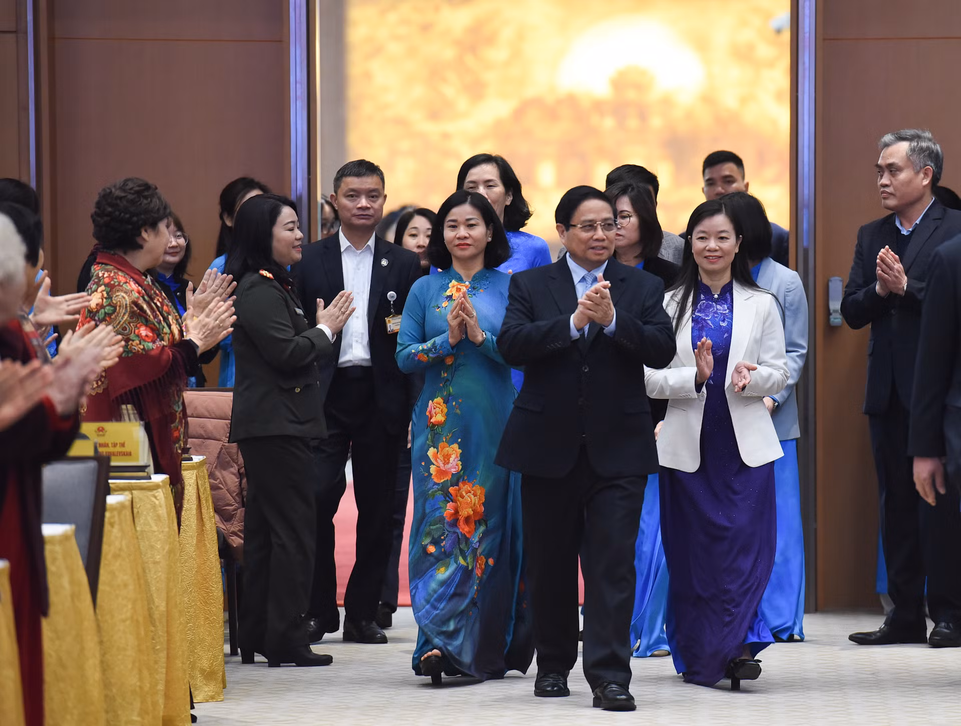 Thủ tướng Phạm Minh Chính đến dự buổi gặp mặt các nữ Anh hùng, nhà khoa học nhận giải Giải thưởng Kovalevskaia.