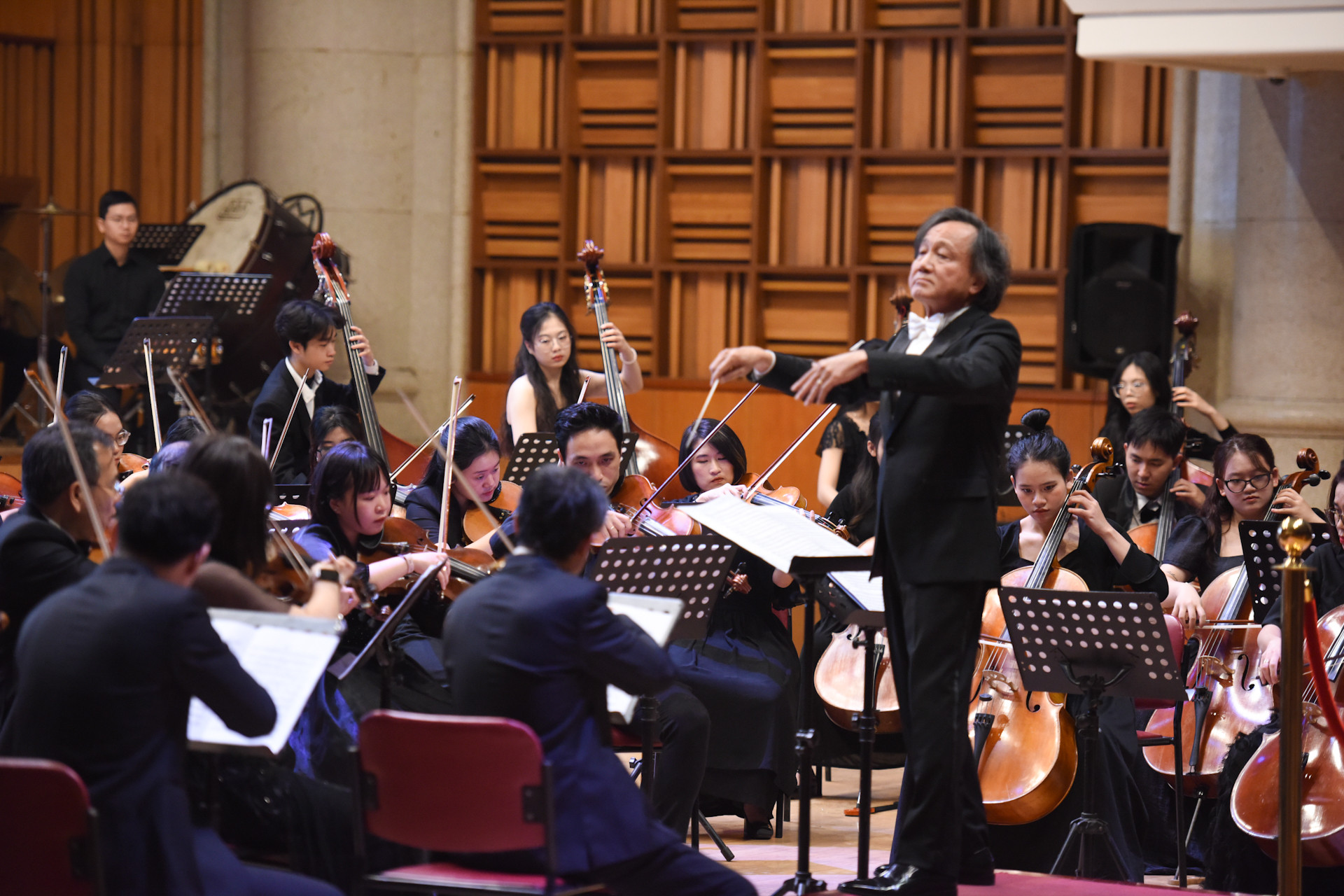 Nghệ sĩ ưu tú, chỉ huy Trần Vương Thạch. Nghệ sĩ ưu tú, chỉ huy Trần Vương Thạch.