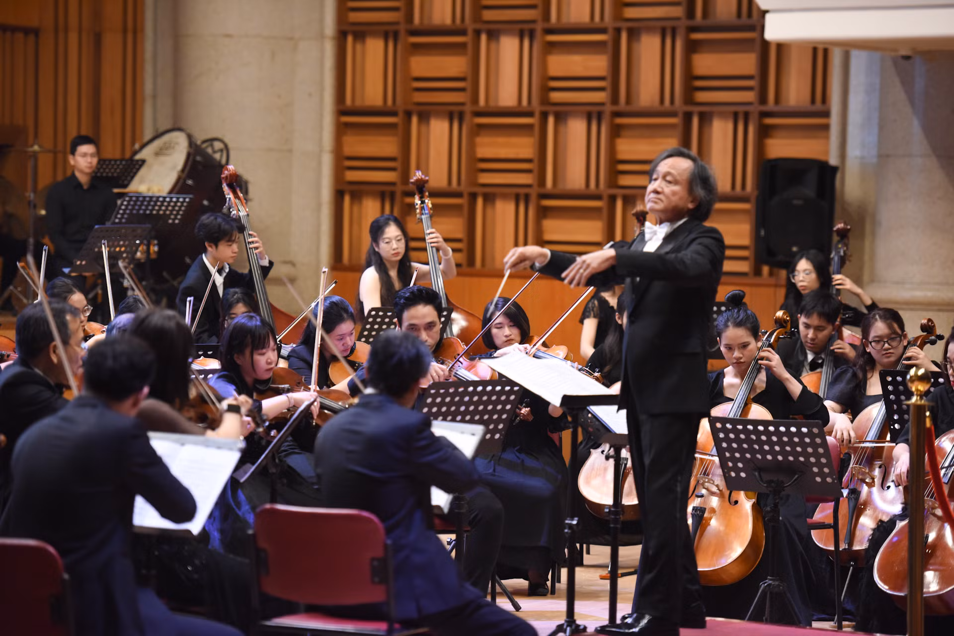 Nghệ sĩ ưu tú, chỉ huy Trần Vương Thạch.