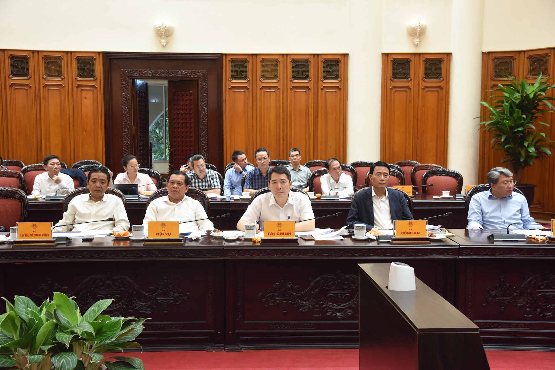 Đại diện các bộ, ngành tham dự cuộc họp.