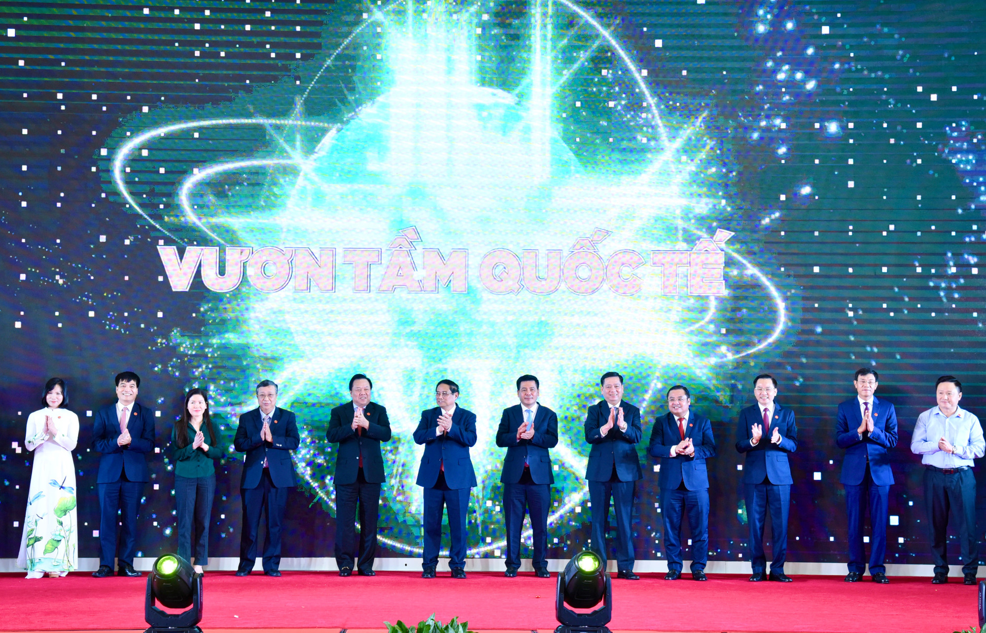 Thủ tướng Phạm Minh Chính và các đại biểu thực hiện nghi thức đánh dấu hành trình mới của Tập đoàn Hóa chất Việt Nam. Thủ tướng Phạm Minh Chính và các đại biểu thực hiện nghi thức đánh dấu hành trình mới của Tập đoàn Hóa chất Việt Nam.