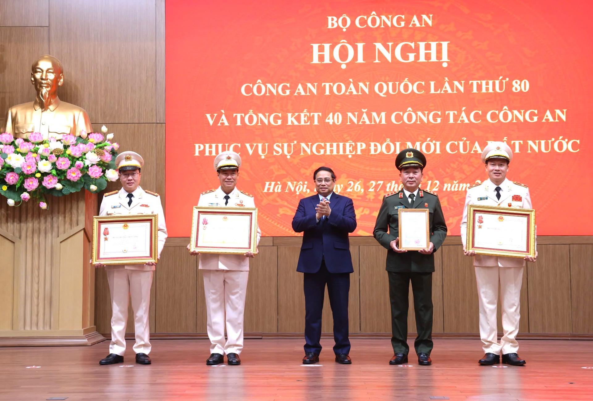 Thủ tướng Phạm Minh Chính trao phần thưởng cao quý của Đảng, Nhà nước, tặng các đồng chí lãnh đạo công an. Thủ tướng Phạm Minh Chính trao phần thưởng cao quý của Đảng, Nhà nước, tặng các đồng chí lãnh đạo công an.