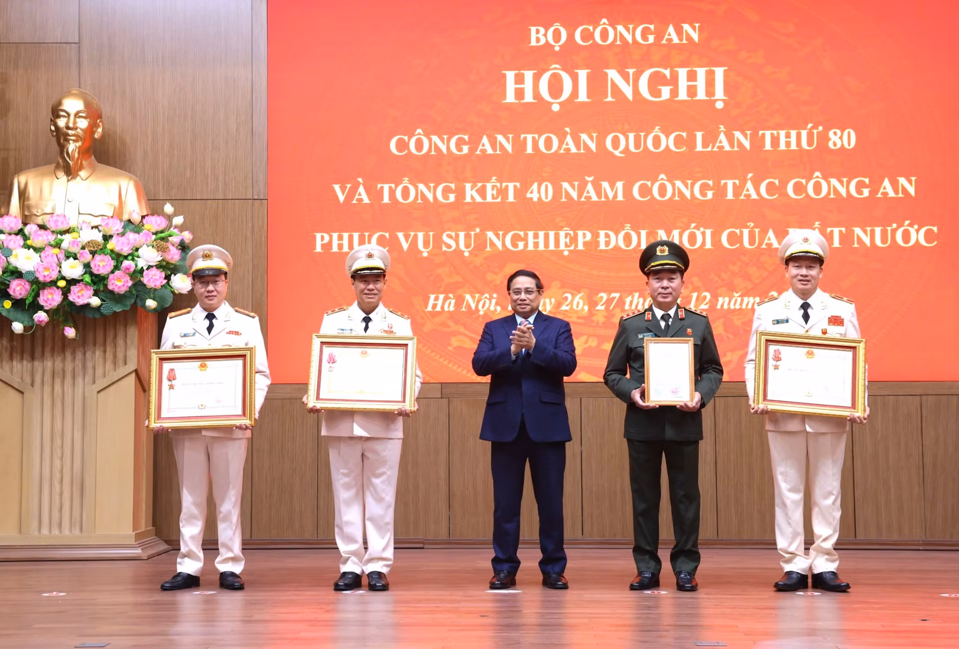 Thủ tướng Phạm Minh Chính trao phần thưởng cao quý của Đảng, Nhà nước, tặng các đồng chí lãnh đạo công an.