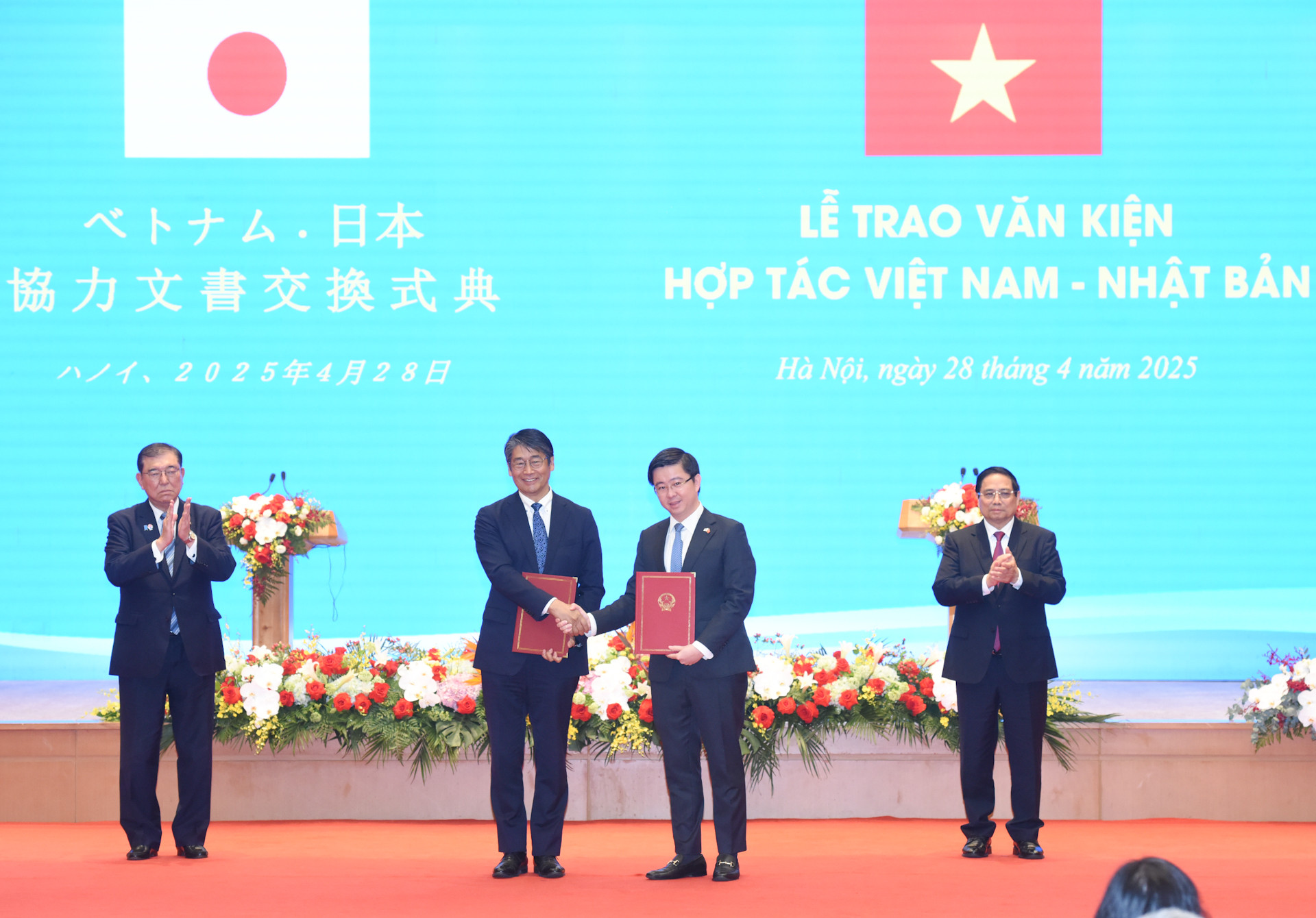 Lễ trao bản ghi nhớ hợp tác giữa Bộ Khoa học và Công nghệ nước Cộng hòa xã hội chủ nghĩa Việt Nam và Bộ Giáo dục, Văn hóa, Thể thao, Khoa học và Công nghệ Nhật Bản về hợp tác nghiên cứu và phát triển trong lĩnh vực bán dẫn, do Thứ trưởng Khoa học và Công nghệ Bùi Hoàng Phương trao với Đại sứ Nhật Bản tại Việt Nam.