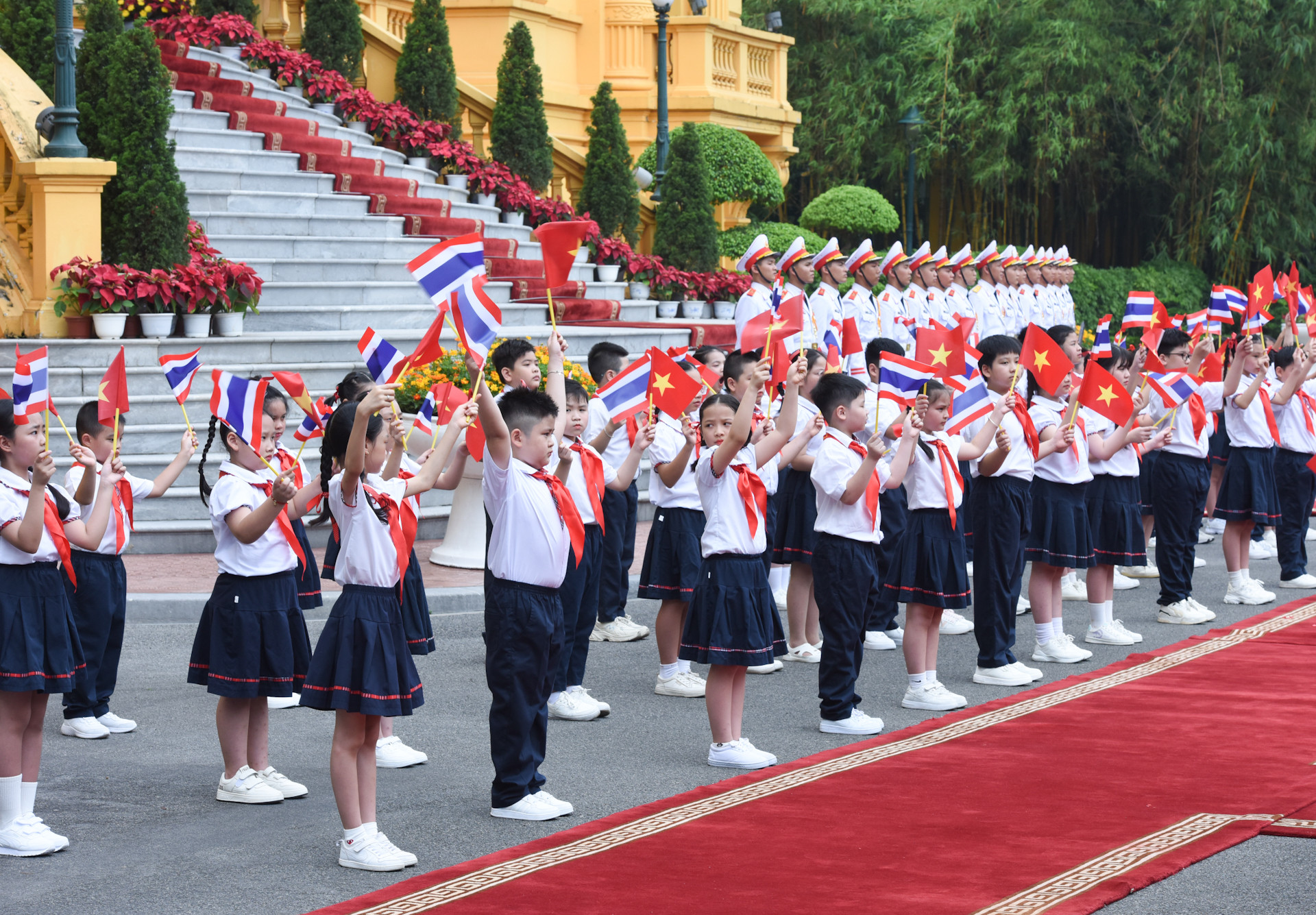 Các cháu thiếu nhi vẫy chào hai Thủ tướng.