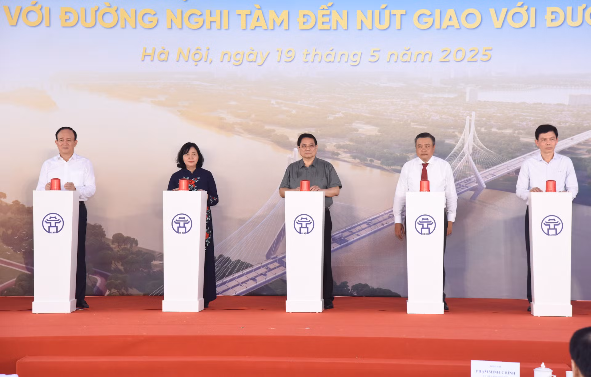 Thủ tướng Phạm Minh Chính và các đại biểu thực hiện nghi thức khởi công xây dựng cầu Tứ Liên và đường hai đầu cầu.